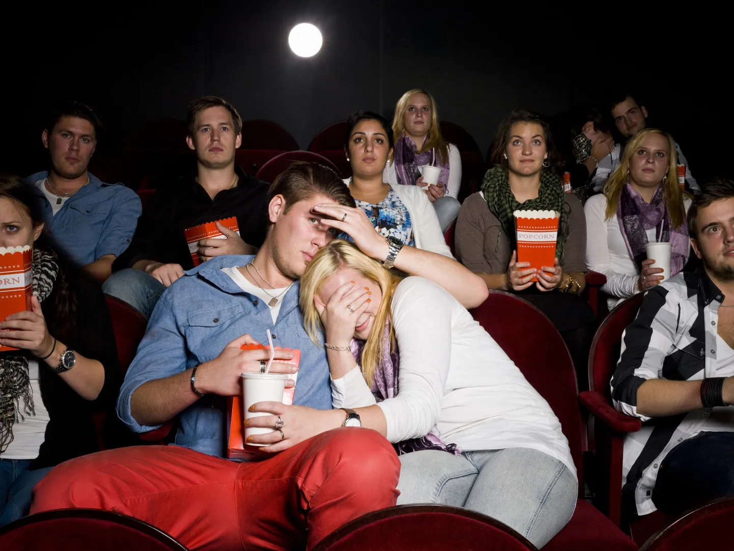 Õudusfilmi vaatamas.