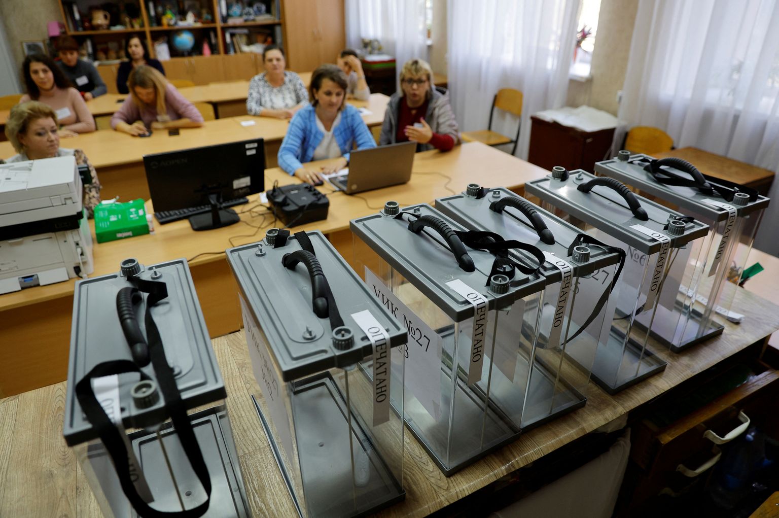 Pseidoreferenduma darbinieki vēlēšanu iecirknī "Doneckas tautas republikā". 2022. gada 22. septembris.