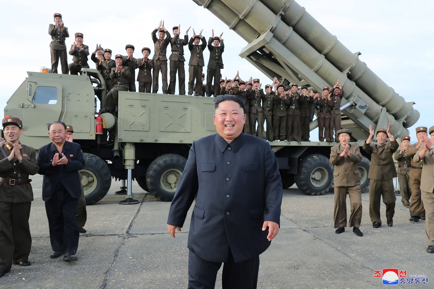 Põhja-Korea juht Kim Jong-un uue raketisüsteemi ees.