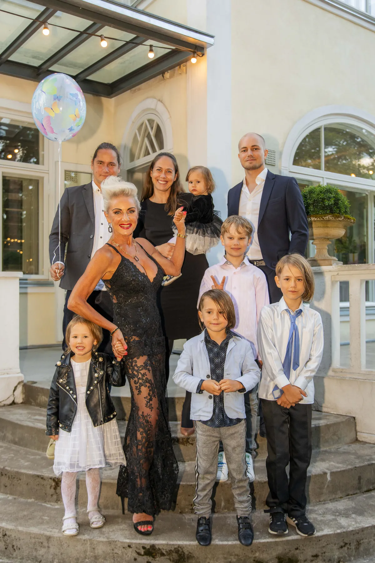 Õnnelik vanaema Kaja. Alumises reas Tähe, Kaja, Kõu, Maru, keskmises Richard-Lukas, ülemises reas eakam poeg Siim, Ülane, süles Tule ja noorem poeg Peedu. Kõik on Tuisud, ainult Ülane on Vilumets. Meik Marika Jerbach, soeng Jana Anier.