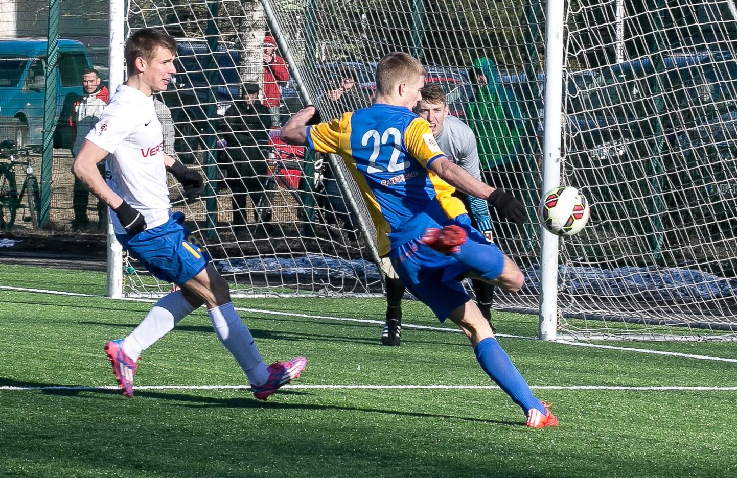 Pärnu linnameeskond võõrustas Eesti jalgpalli meistriliiga kolmandas voorus koduväljakul teist linnameeskonda, Paide oma, ja tegi 2:2 viigi.