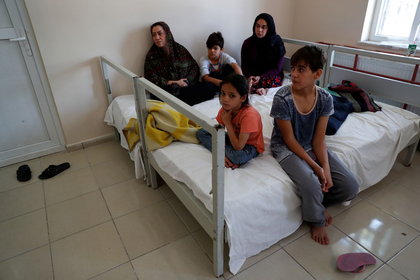 Perekond Afganistanist Türgis Vani linnas asuvas migrandikeskuses 22. august 2021.
