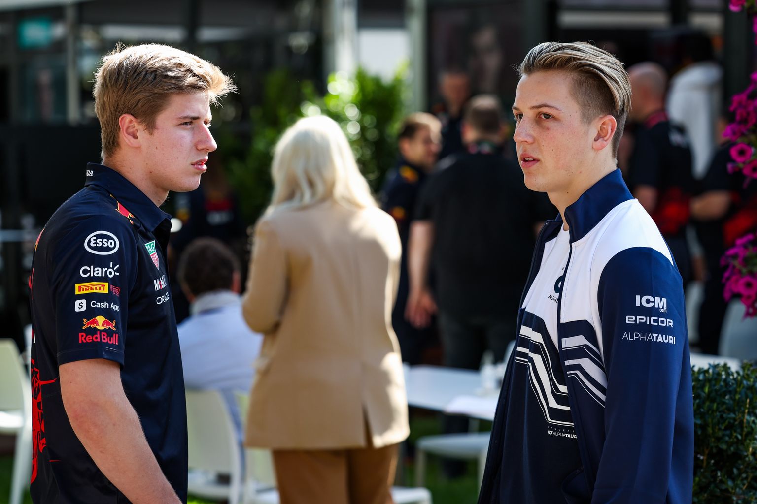 Jüri Vips (vasakul) ja Liam Lawson 2022. aastal Austraalia GP-l Eestlane täitis Red Bulli ja uusmeremaalane AlphaTauri reservsõitja ülesandeid. Nüüd on Lawson sähvatanud F1-sarjas, Vips proovib karjäärile uue elu sisse puhuda USA IndyCari sarjas.