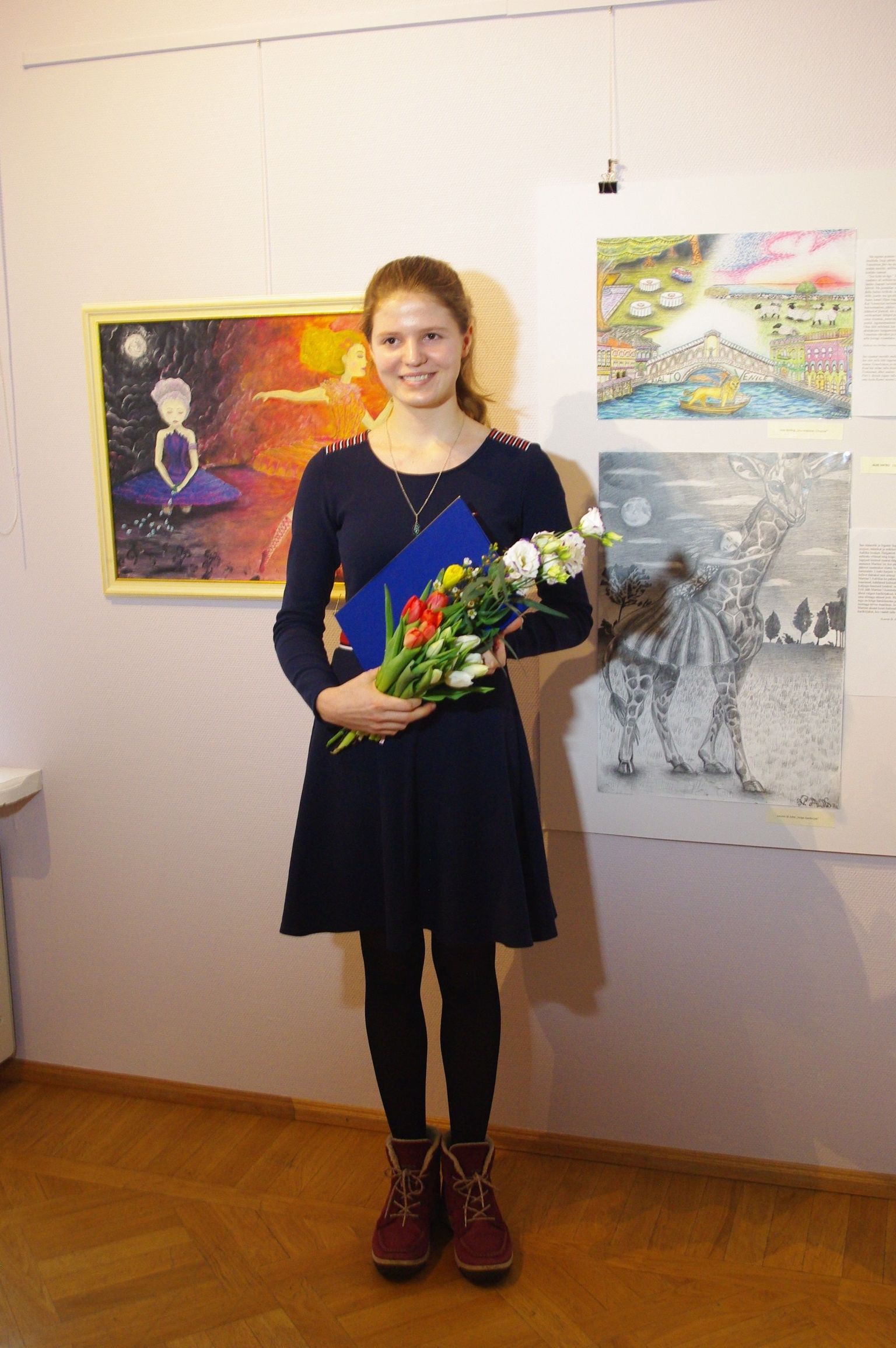 Ilon Wiklandi nimelise noore kunstniku konkursi võitja on Aliis Vatku oma tööde taustal.