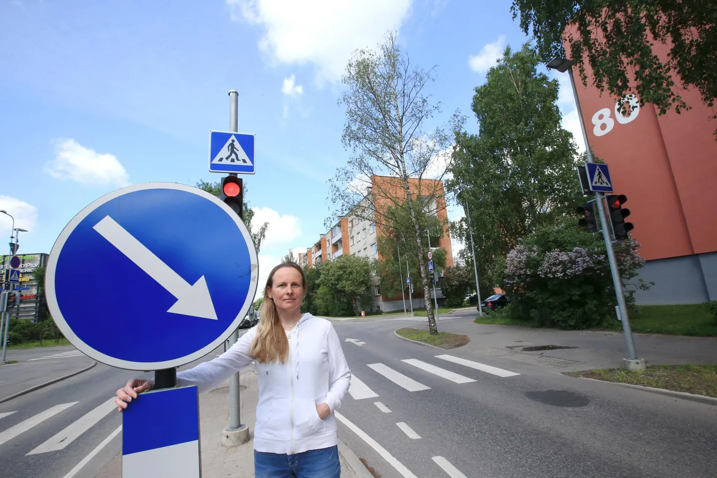Tartu linnavalitsuse arboristi Kaire Zimmeri selja taga paistab veel Pika ja Paju tänava ristmiku ülekäiguraja ehituse tõttu kiratsema jäänud kask.