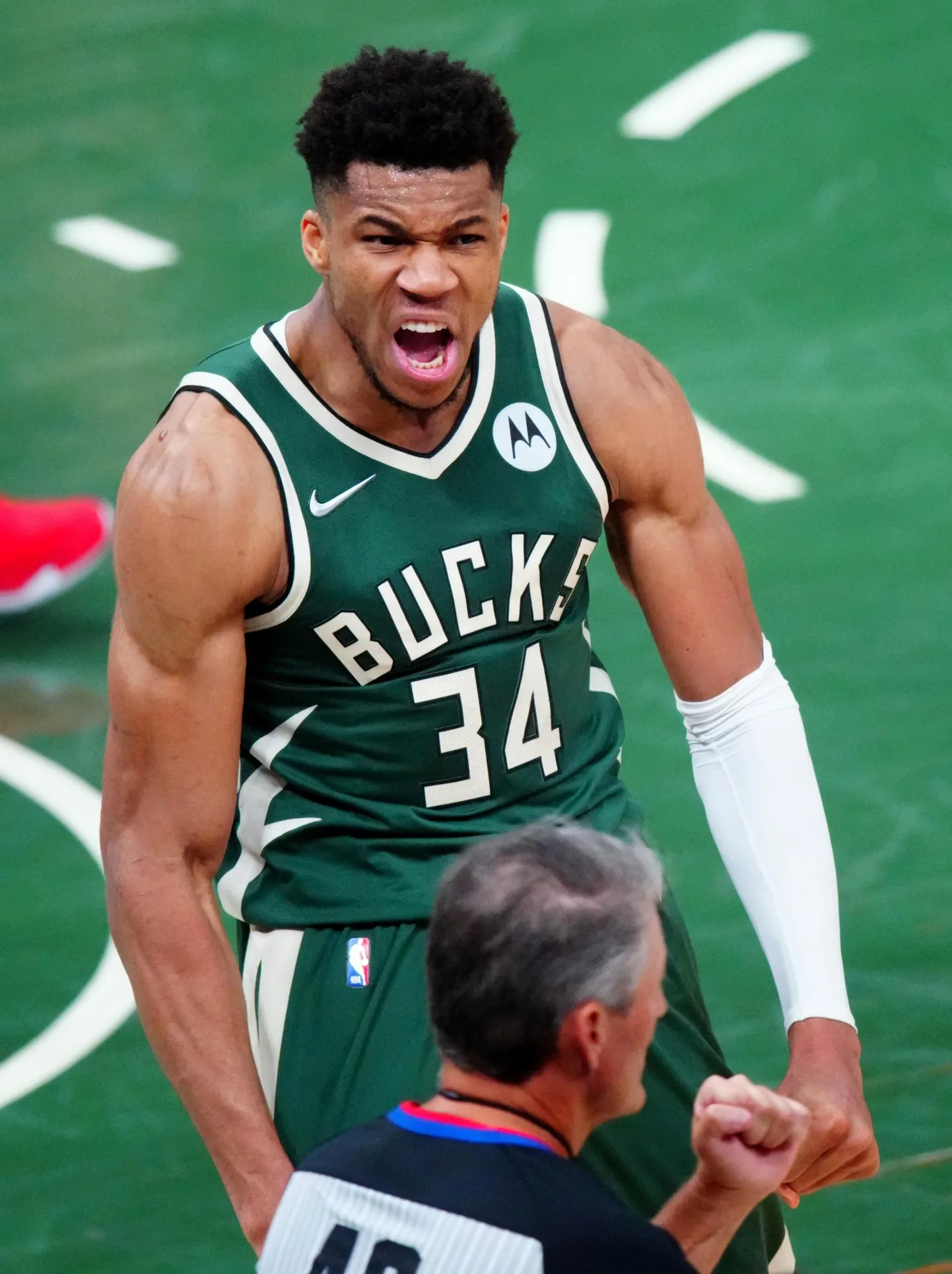 Giannis Antetokounmpo hiilgas 41 punkti ja 13 lauapalliga.