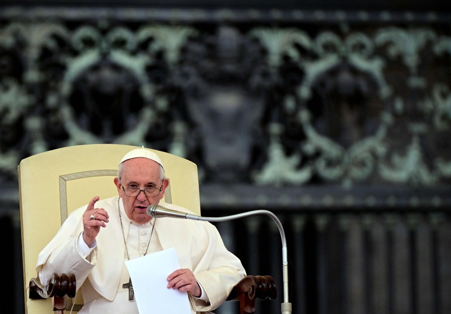 Paavst Franciscus pidamas täna kõne Peetruse väljakul Vatikanis.