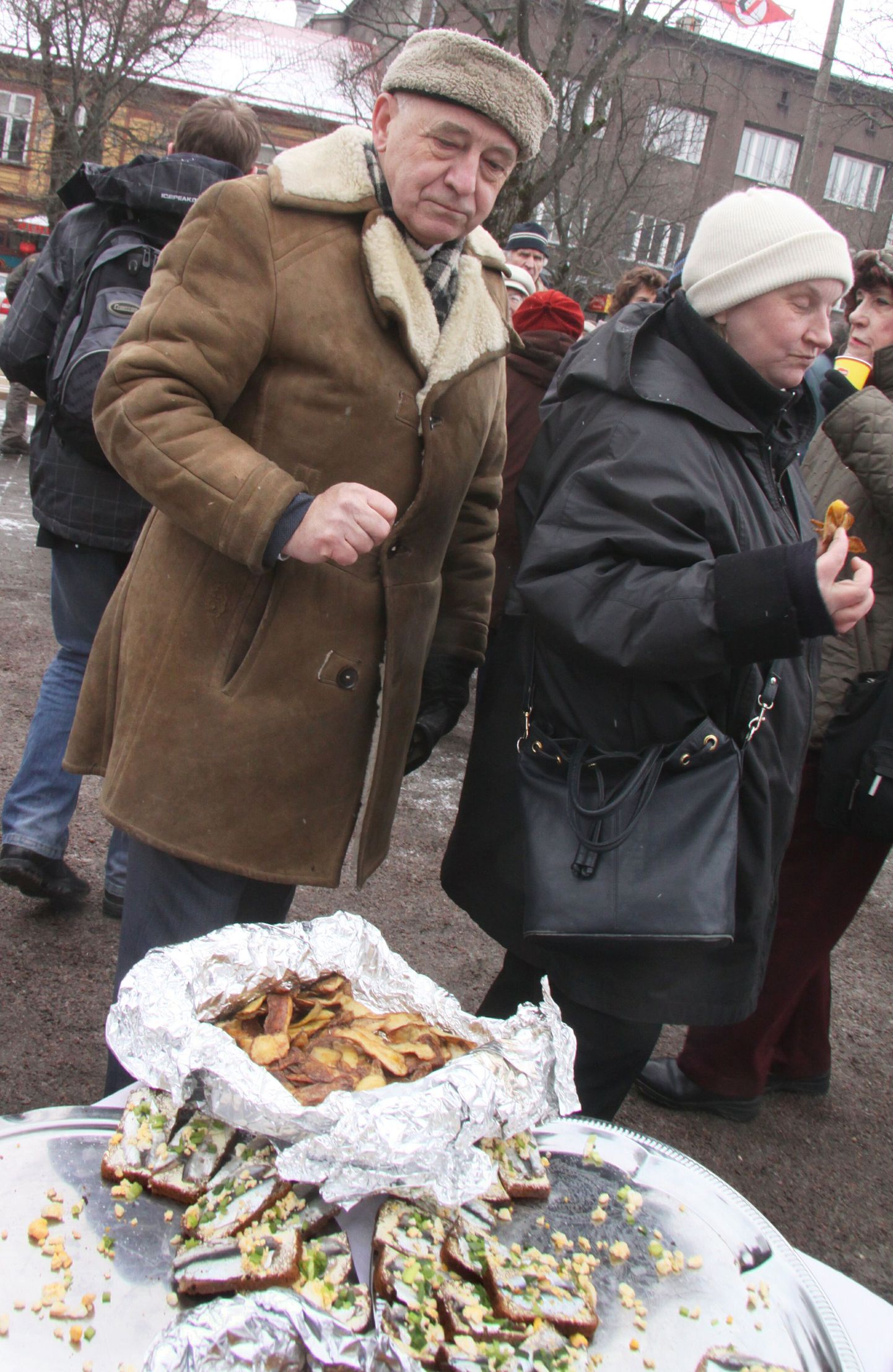 Kiluleivad ja kartulikoored maitsesid linnarahvale hästi. Pärnu linnavolikogu liige Valter Parve ei oska otsustada, millega end kostitada.