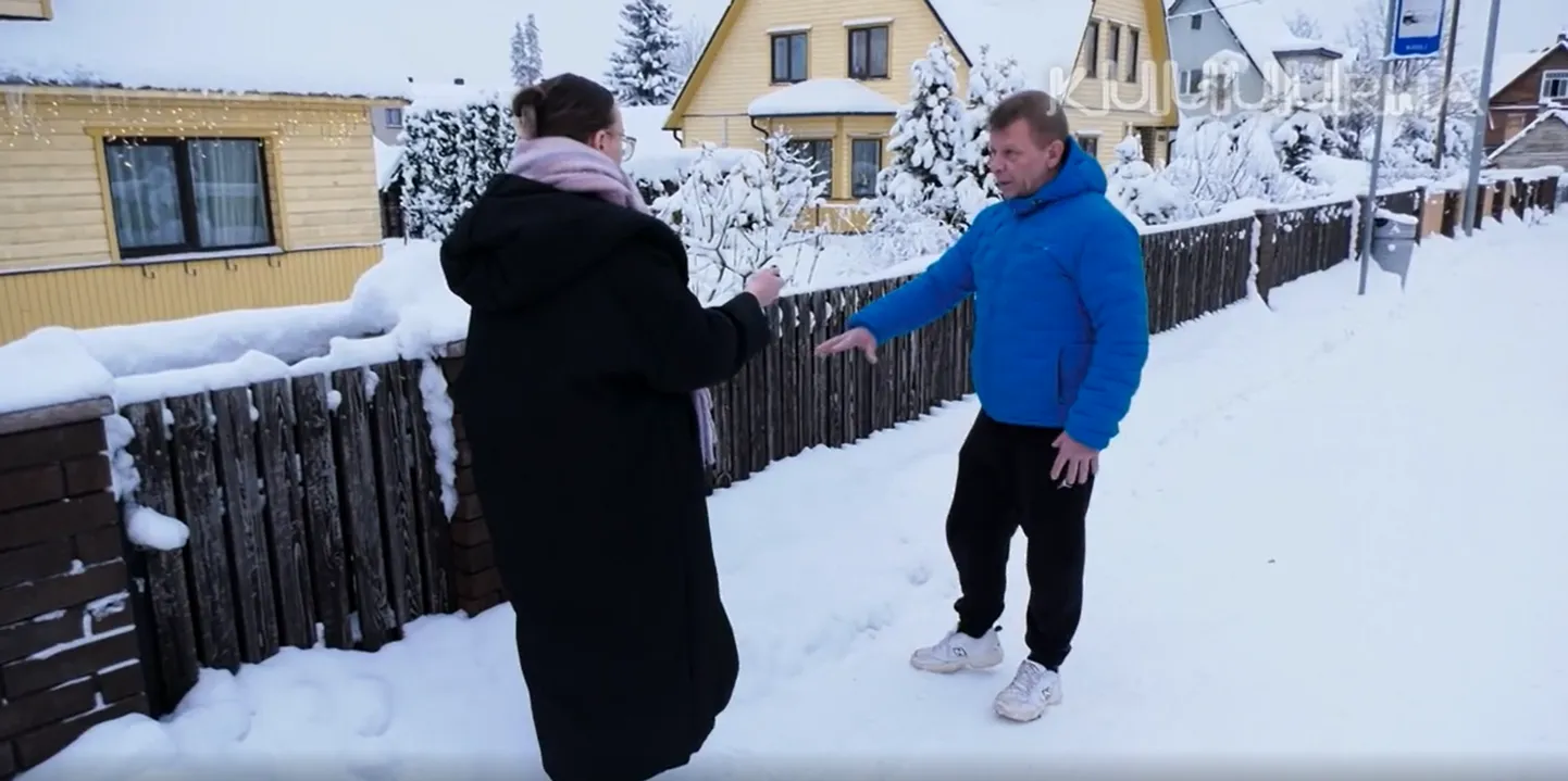 Меэлис возле своего дома.