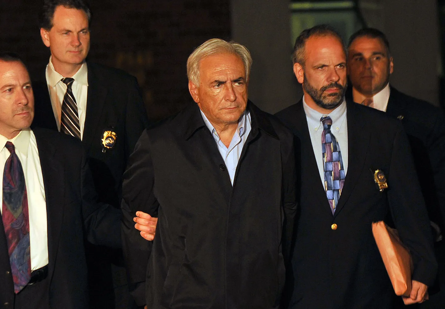 IMFi juht Dominique Strauss-Kahn (keskel) eile New Yorgis.