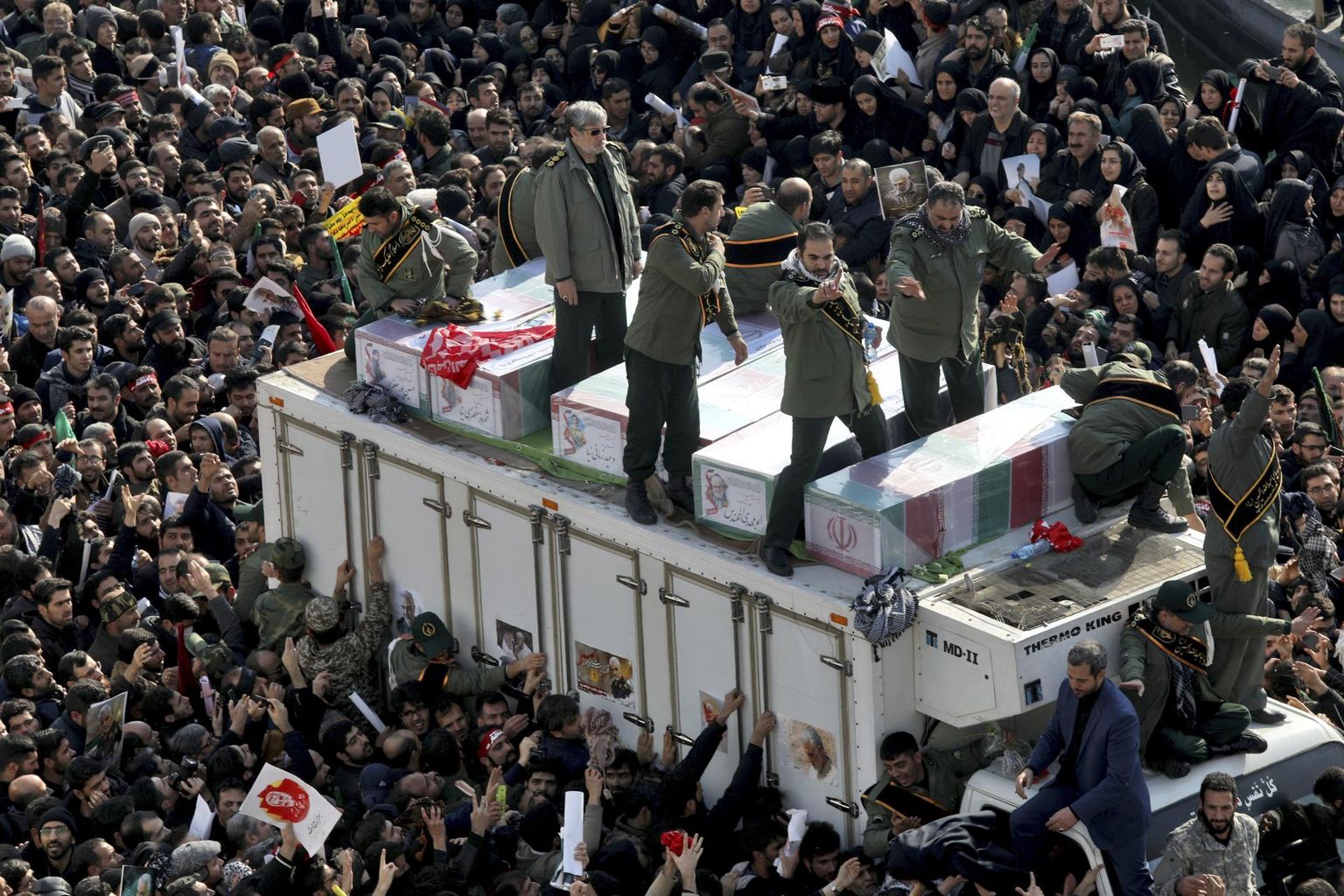 Sajad tuhanded leinajad jätsid eile Teheranis hüvasti revolutsioonikaardi kindrali Qassem Soleimani ja veel viie USA droonirünnakus surma saanud iraanlasega. 