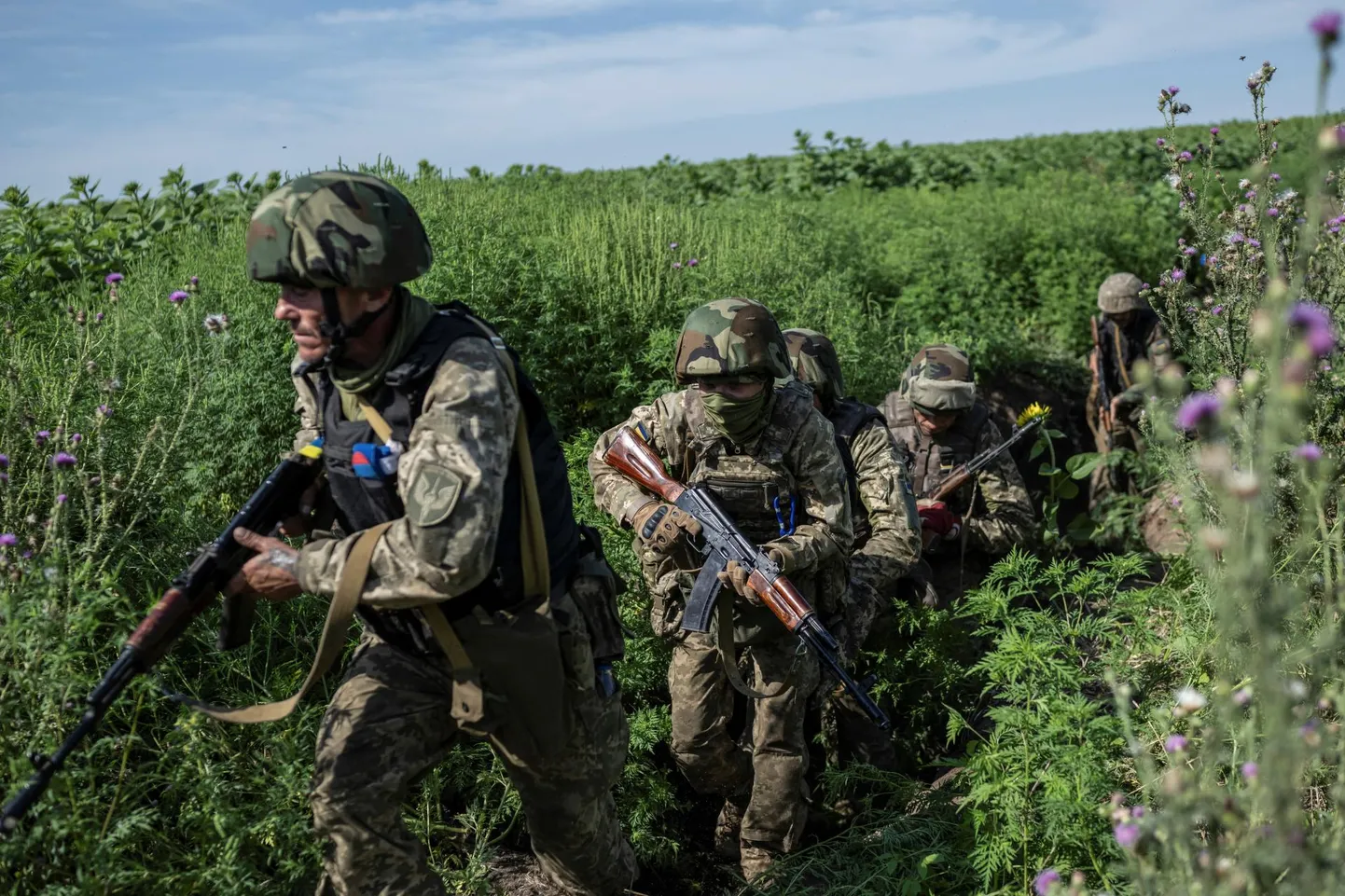 Sapöörid on Ukrainale kullahinnaga, neid ei jätku ning Ukraina ei saa kaotada enam ühtegi. Nende väljaõpe polegi probleem, pigem tehnika puudumine. Pildil 35. üksiku merejalaväebrigaadi liikmed.
