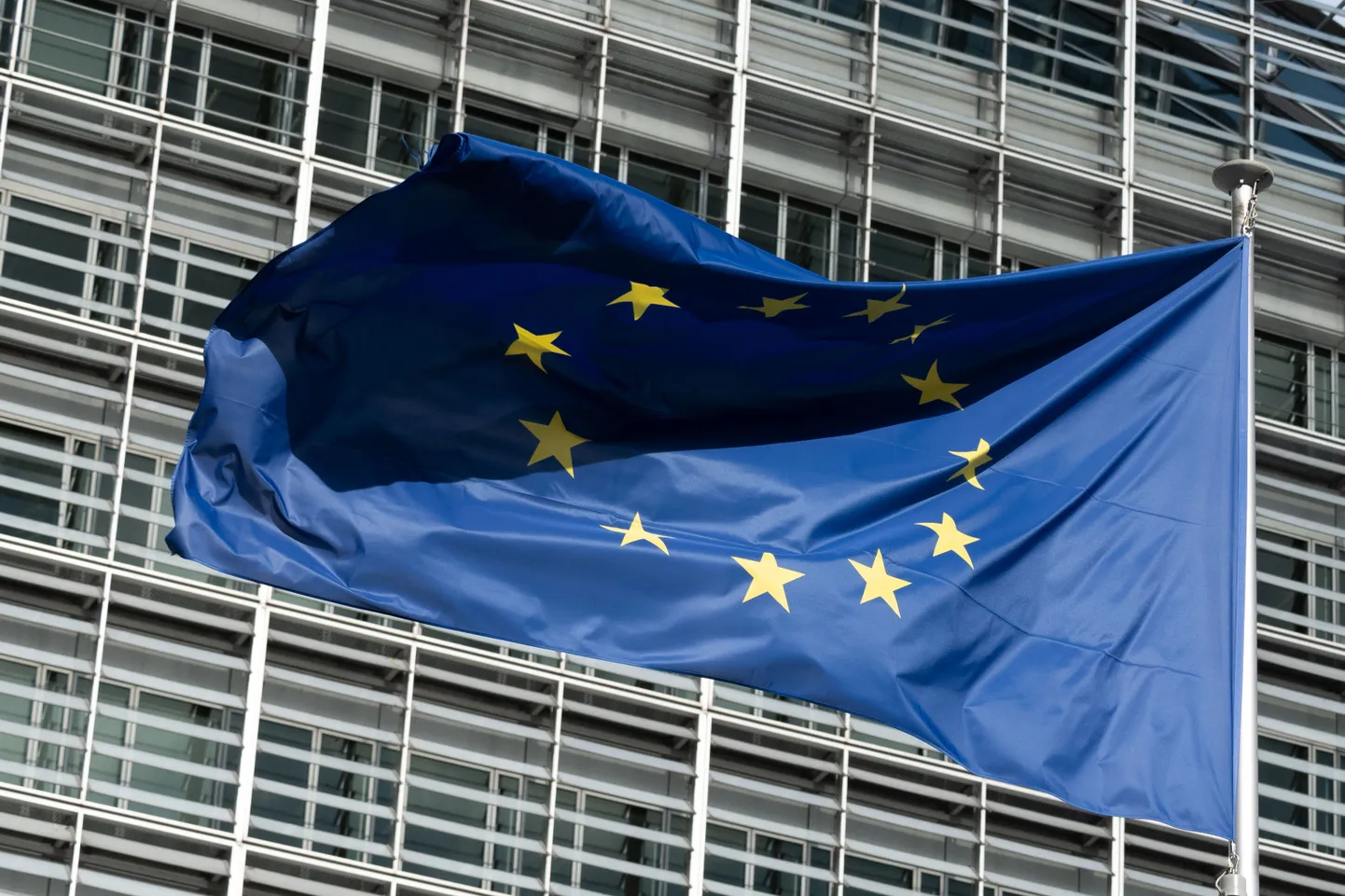 Euroopa Liidu lipp lehvib tuules Brüsselis asuva Euroopa Komisjoni peakorteri, Berlaymonti hoone ees. 2. aprill 2025, Belgia.