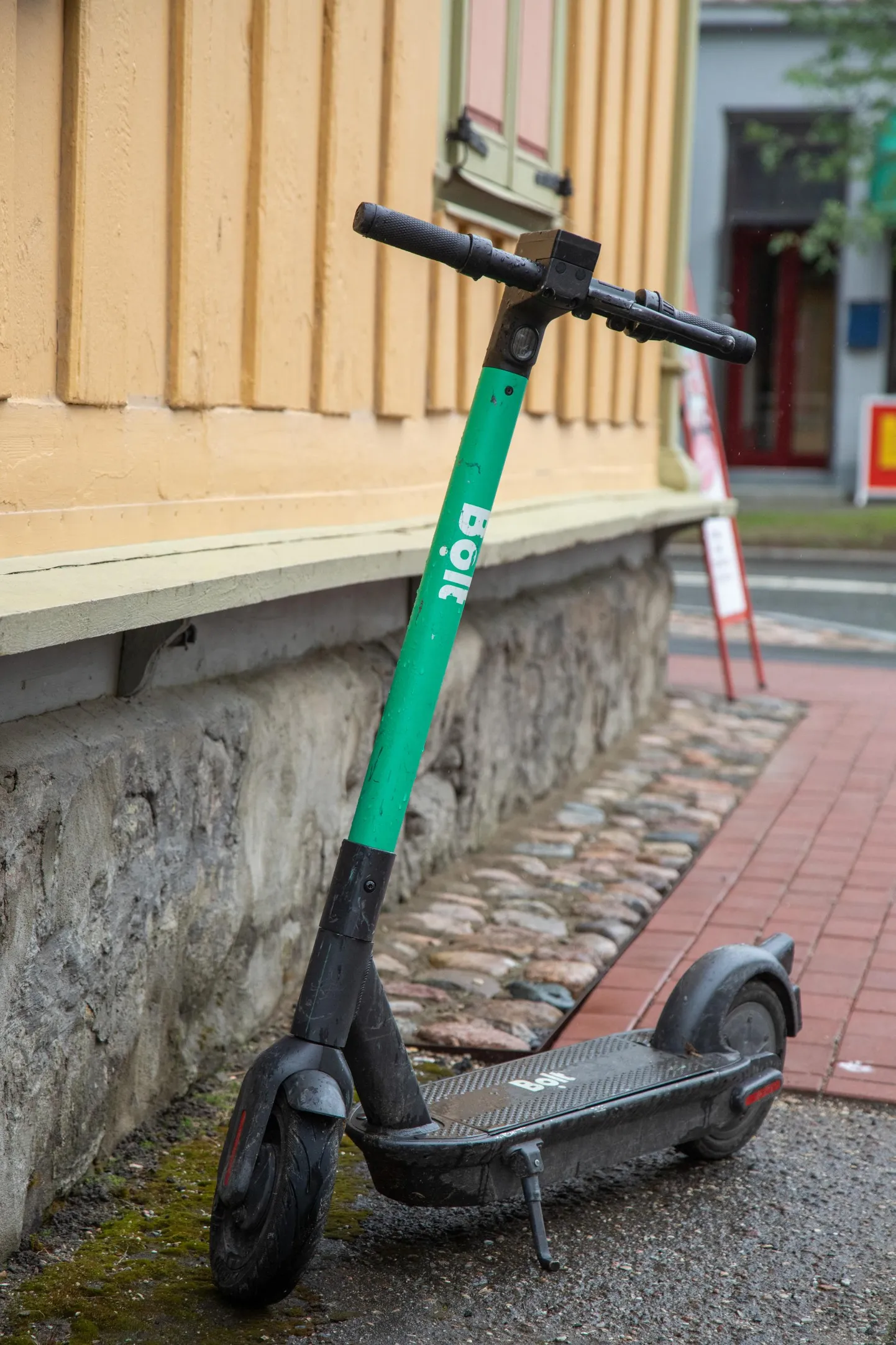 Viljandlased on mures, et elektritõukerattaid pargitakse kohtadesse, kus need segavad muud liiklus.