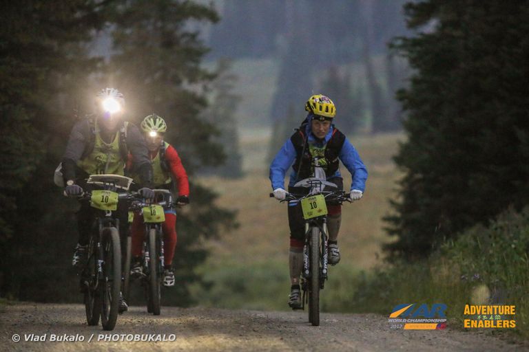 Eesti võistkond ACE Adventure Team jalgrattaetapil Wind River mäestikust laskumas seiklusspordi MMil Wyomingis USAs.