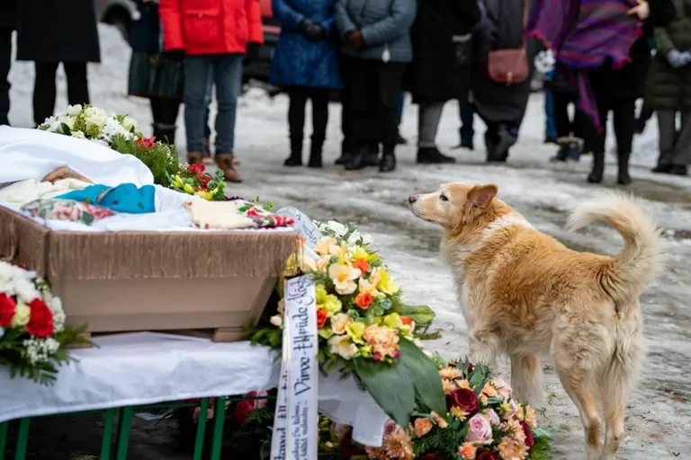 Armastatud rahvalaulik Kihnu Virve ehk Virve Elfriide Köster saadeti kodutalust viimsele teele Kihnu kalmistule.