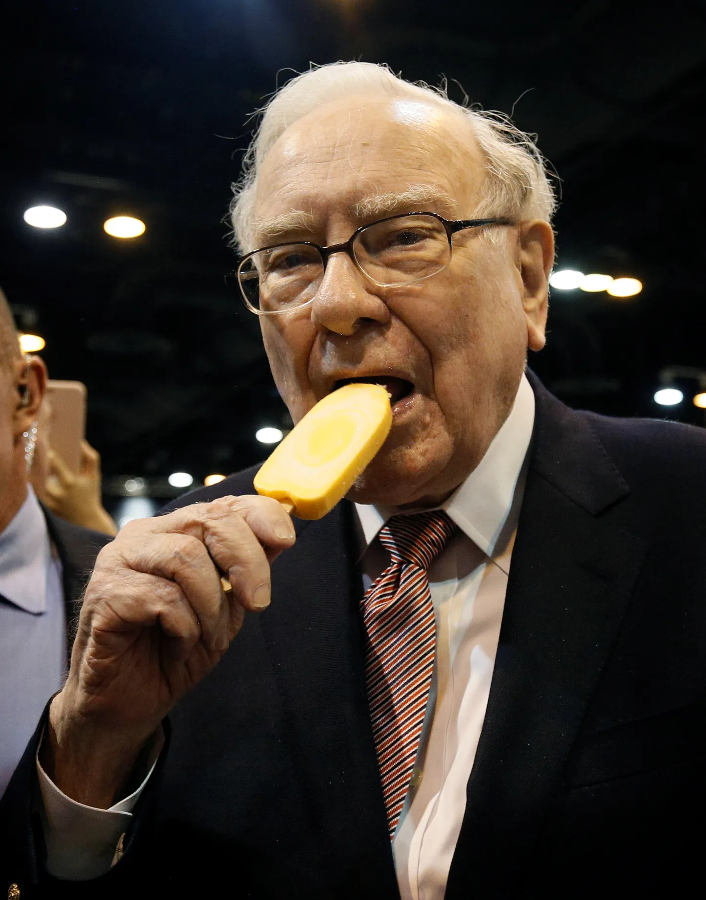 Berkshire Hathaway tegevjuht Warren Buffett 6. mail 2017 aastakoosolekul piimatoodet pruukimas.