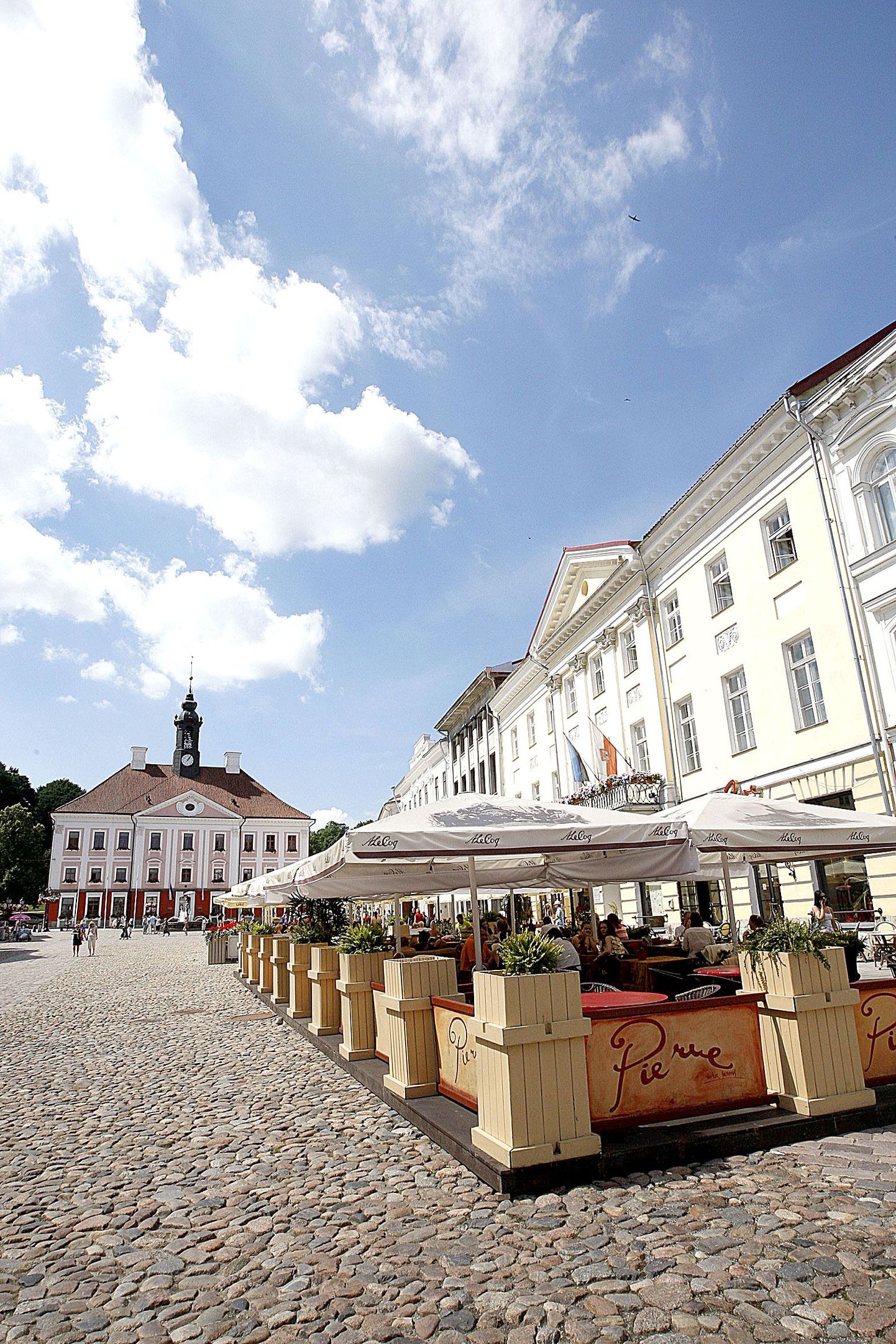 Raekoja platsi toidukohtades lõunatamine on populaarne nii Tartu linnarahva kui ka turistide seas.