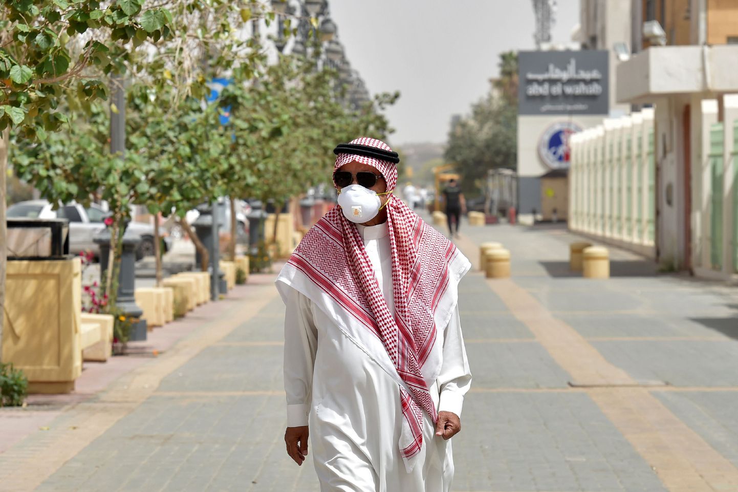 Viirusepuhangu tõttu kaitsemaski kandev saud pealinnas ar-Riyadis. Foto on illustratiivne.