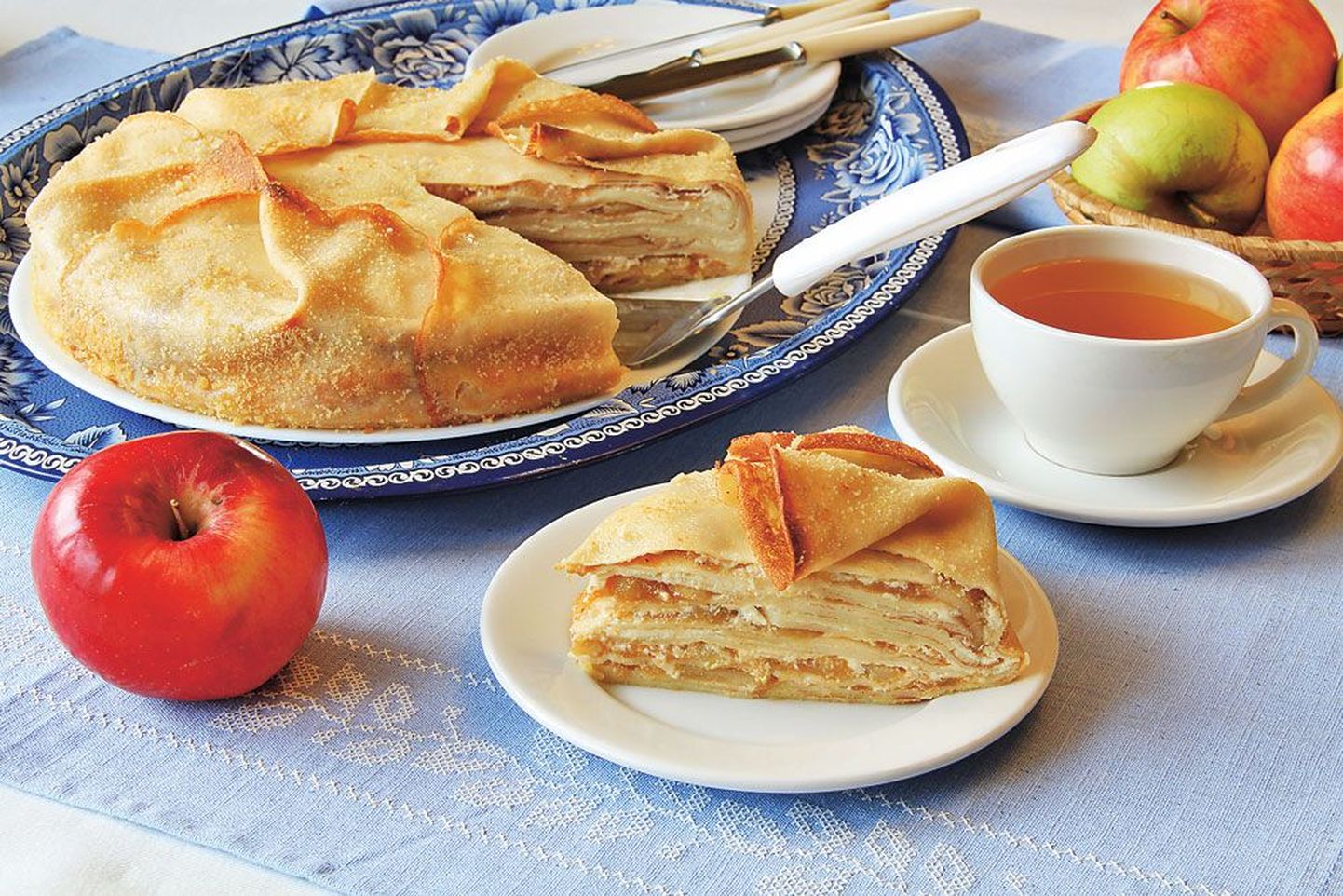 Блинчатый пирог с нежной творожно-яблочной начинкой украсит любое застолье.