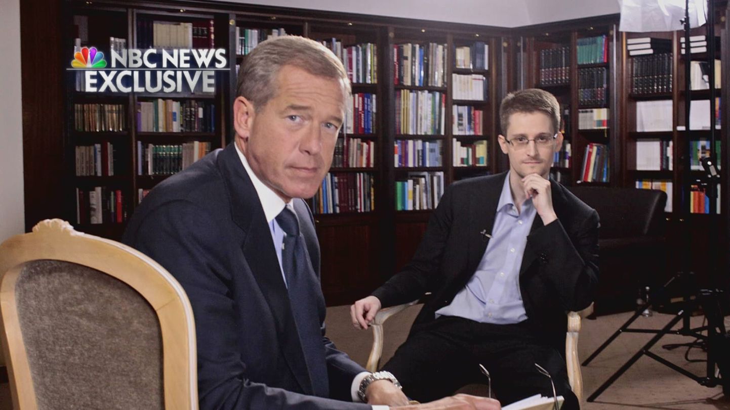 NBC ajakirjanik Brian Williams koos Edward Snowdeniga (paremal) Moskvas.
