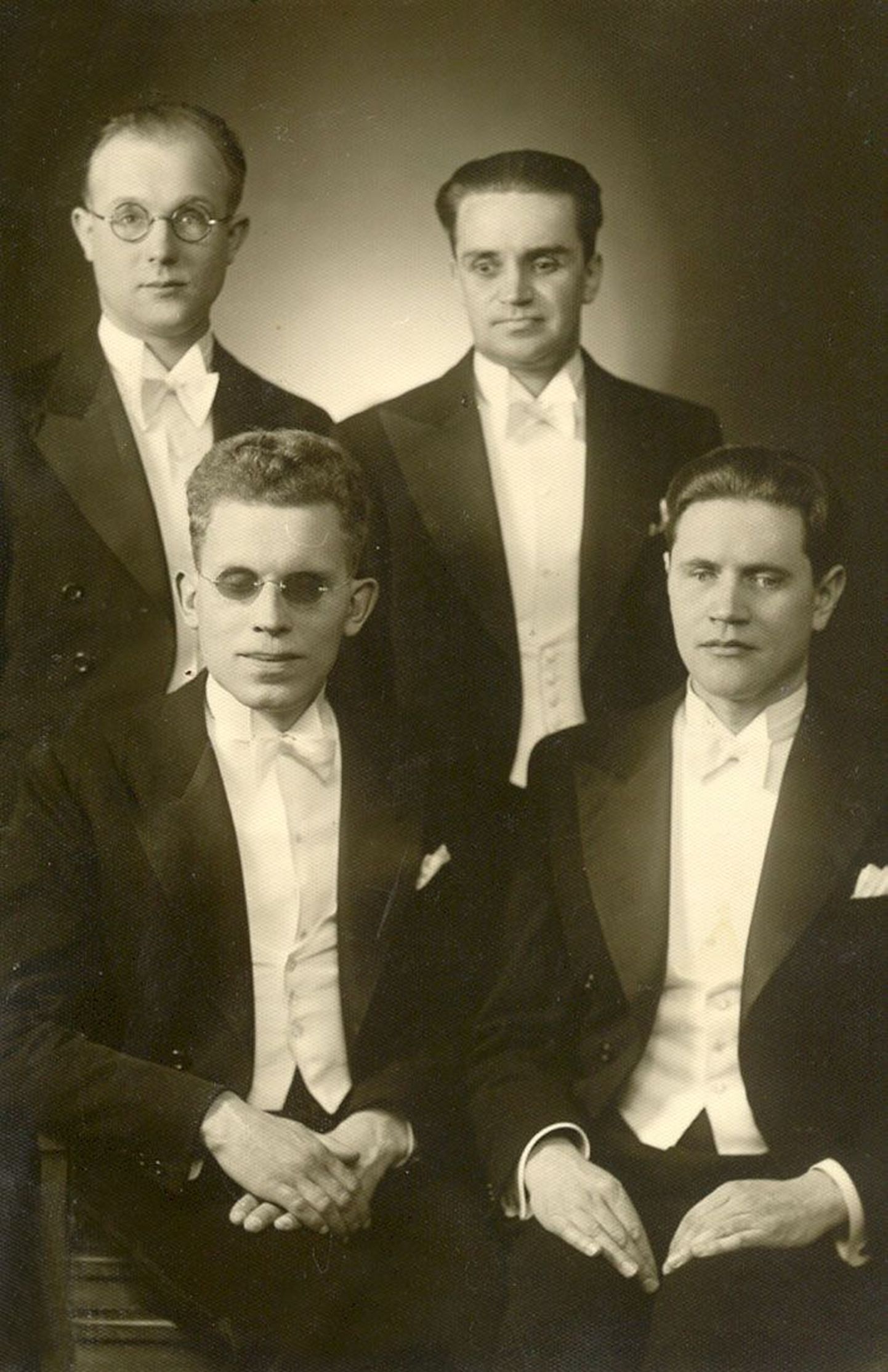 Tartu pimedate solistide ansambli pildile on jäänud I reas vasakult: Theodor Luks, Artur Kriisk; II reas vasakult: Arnold Selge, Aleksander Udrik.