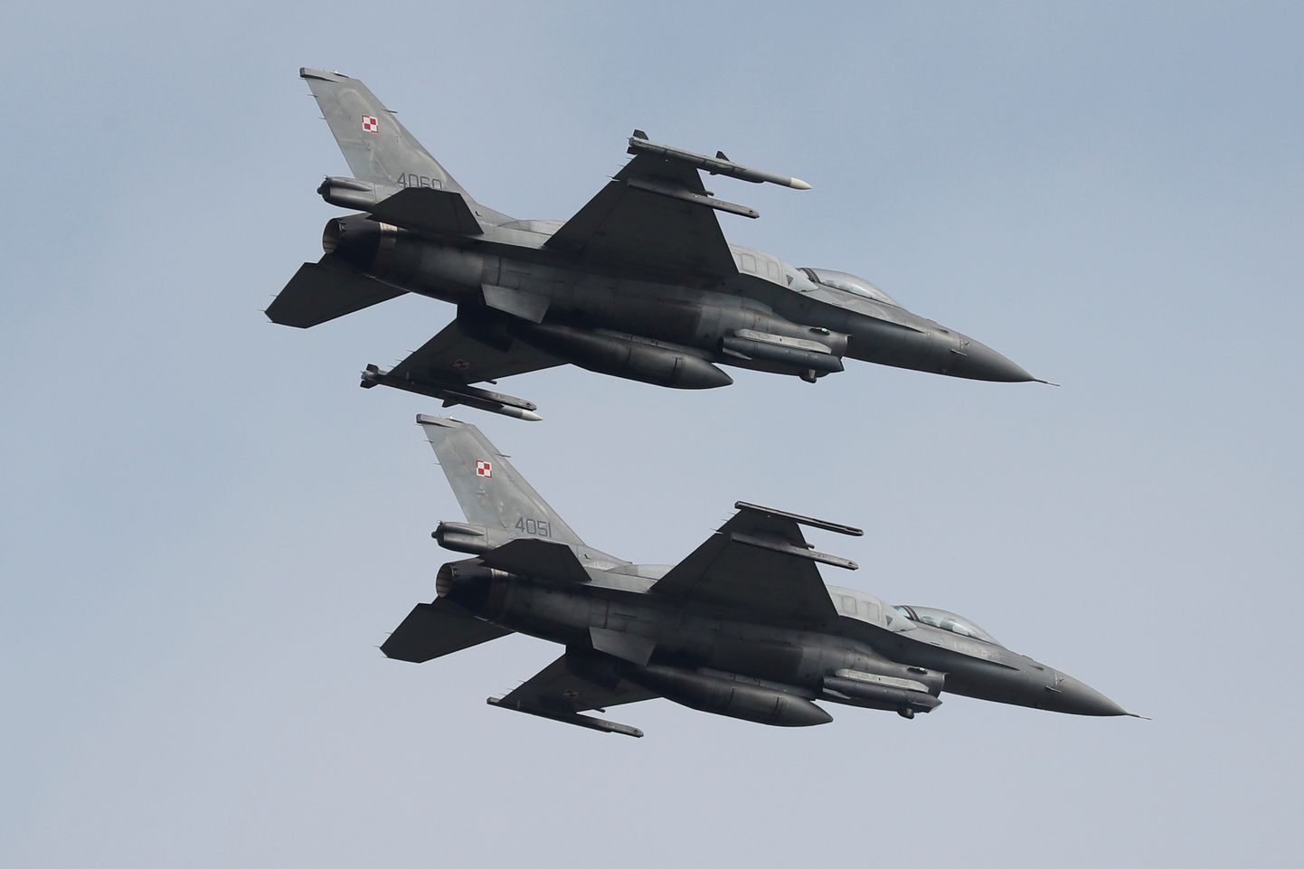 Hävituslennukid F-16 lendamas sõjaõppusel Clear Sky 2018. Pildilolevad lennukid kuuluvad Poola õhuväele.
