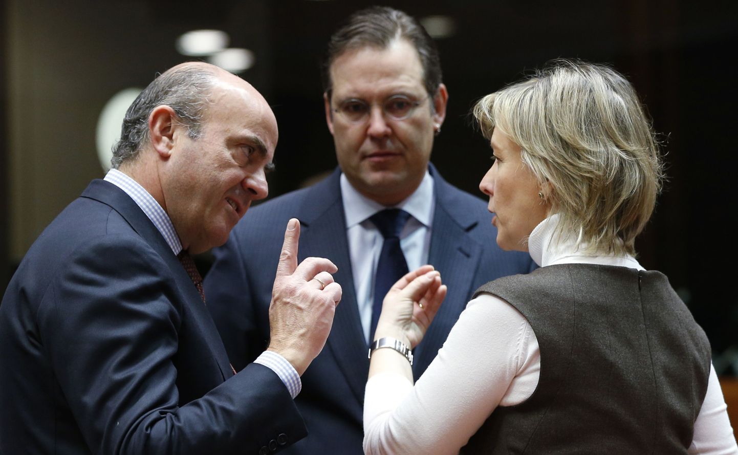 Rootsi rahandusminister Anders Borg (keskel) kuulamas 10. detsembril toimunud Ecofini kohtumisel, mida räägivad Hispaania majandusminister Luis de Guindos (vasakul) ja Portugali rahandusminister  Maria Luis Albuquerque (paremal).