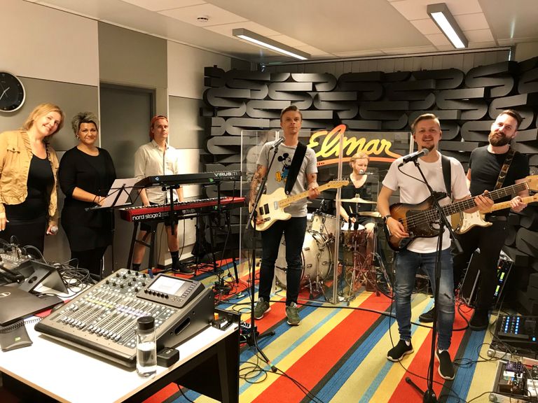 Tanel Padar koos bändiga raadio Elmar LIVE stuudios