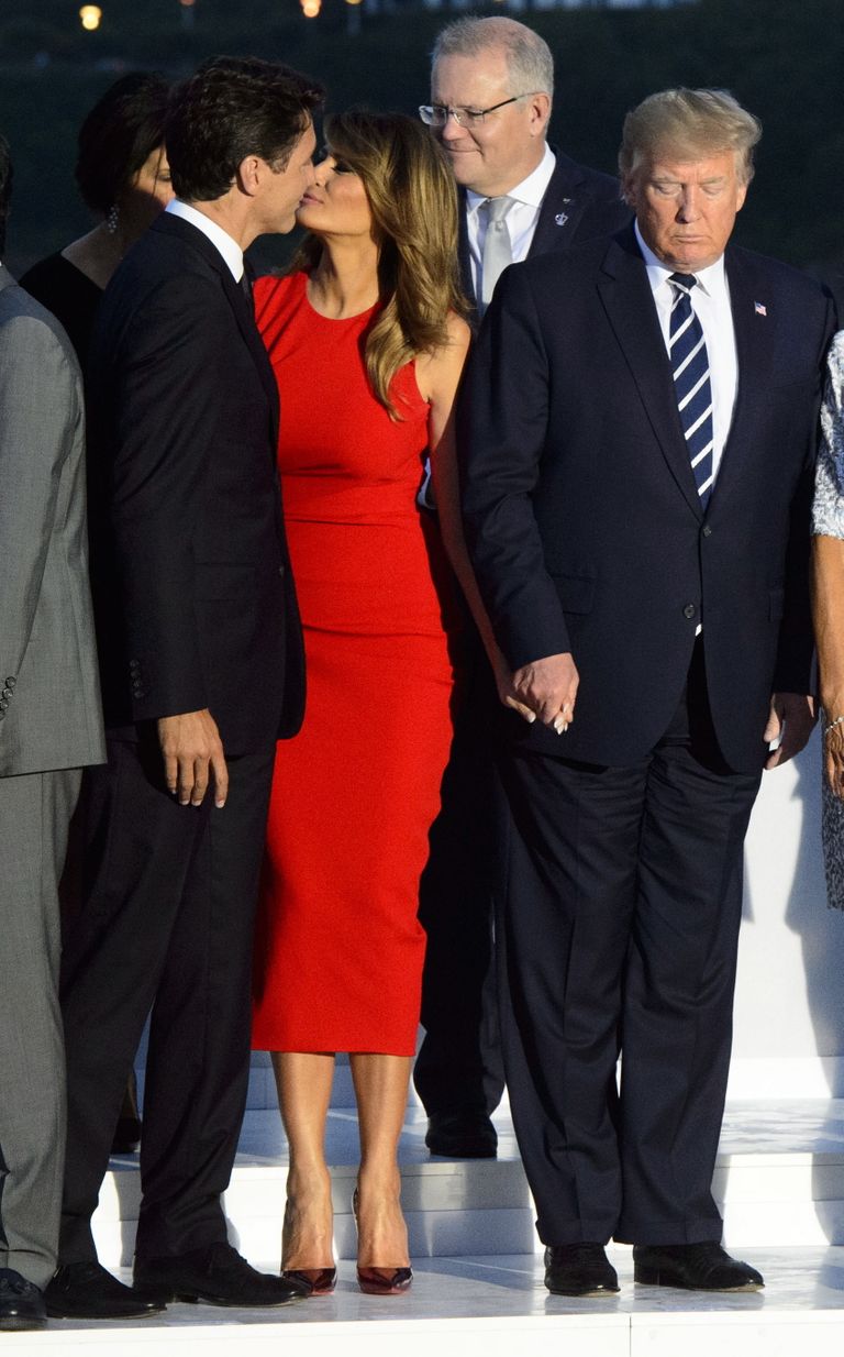 Justin Trudeau suudlemas Prantsusmaal Biarritzis G7 tippkohtumisel Melania Trumpi. Melania hoiab samal ajal oma mehe Donald Trumpi käest kinni