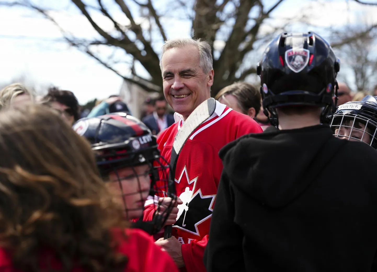 Tuleva nädala valimiste järel Kanada peaministri kohal jätkata lootev Liberaalse Partei juht Mark Carney kampaaniakohtumisel lastega tänavahokit mängimas Nova Scotia provintsis Upper Onslow’s.