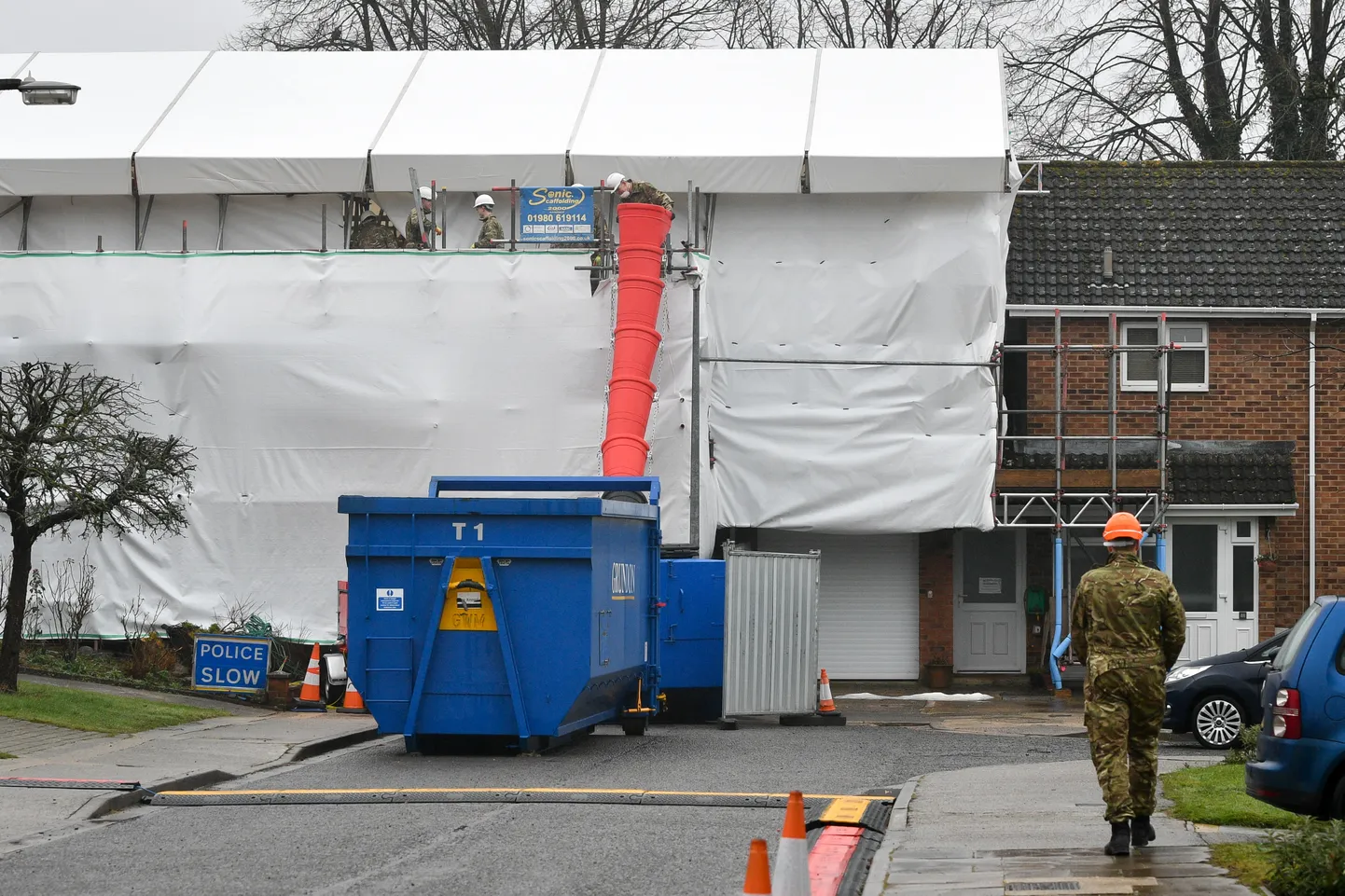 Briti sõjaväelased puhastamas võimalikest närvimürgi Novitšok jääkidest Skripalide elamist Salisburys.
