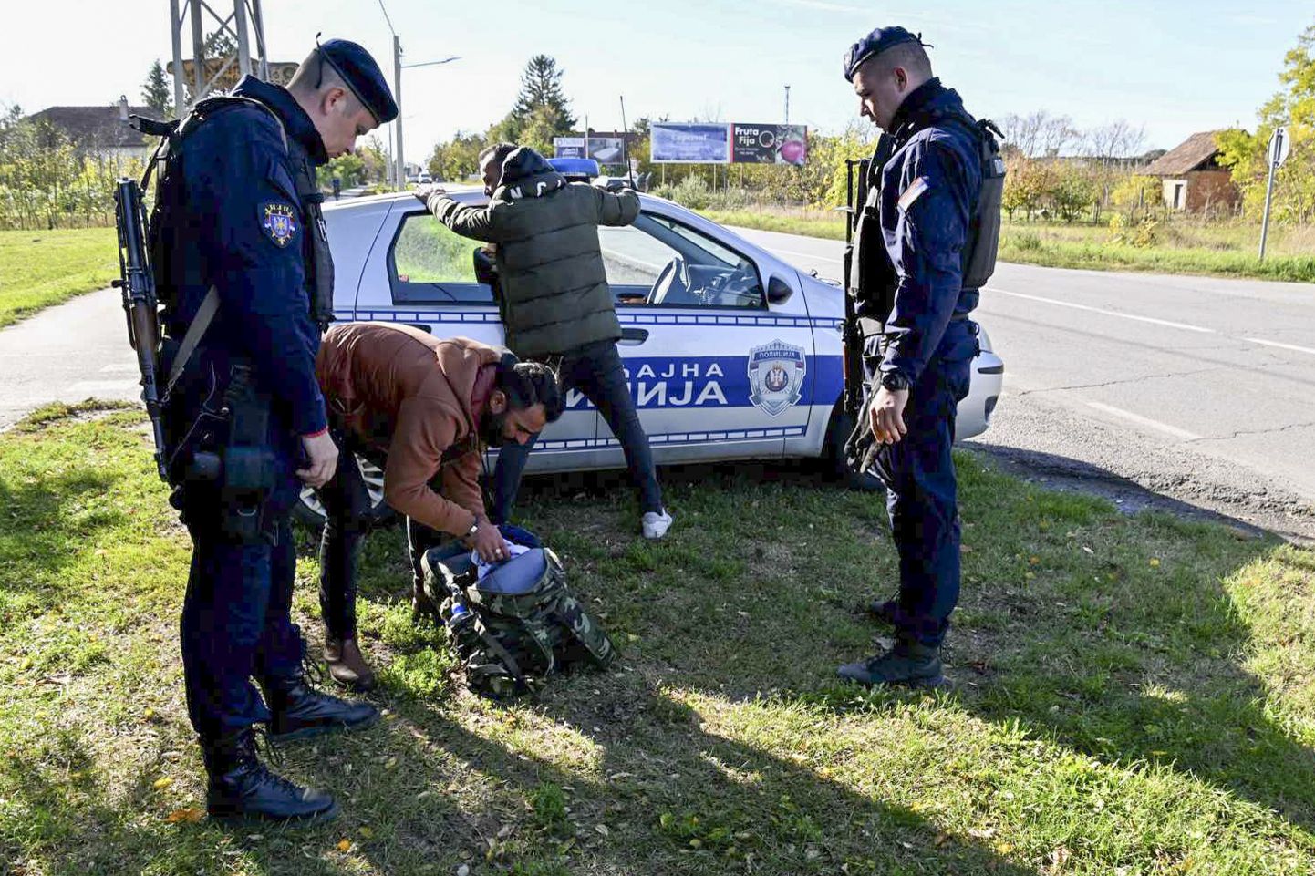 Serbia politseinikud Ungari piiri lähedal migrante kinni võtmas.