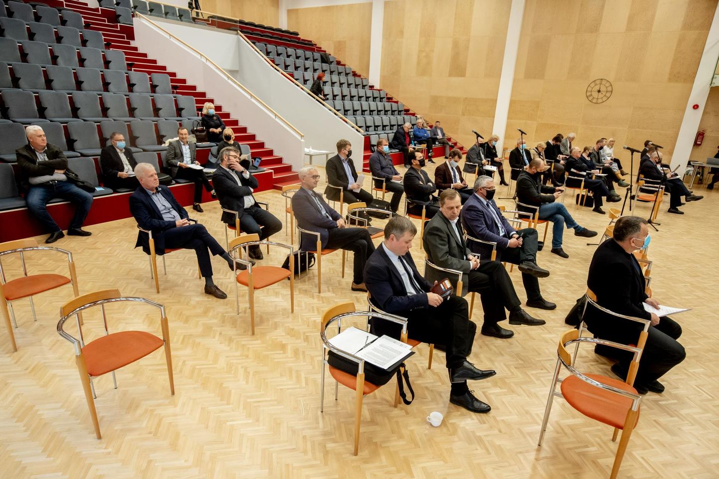 Pärnu linnavolikogu koosolek 12. novembril Paikuse kooli aulas, kus arutati Läänemere kunstisadama teemat. 