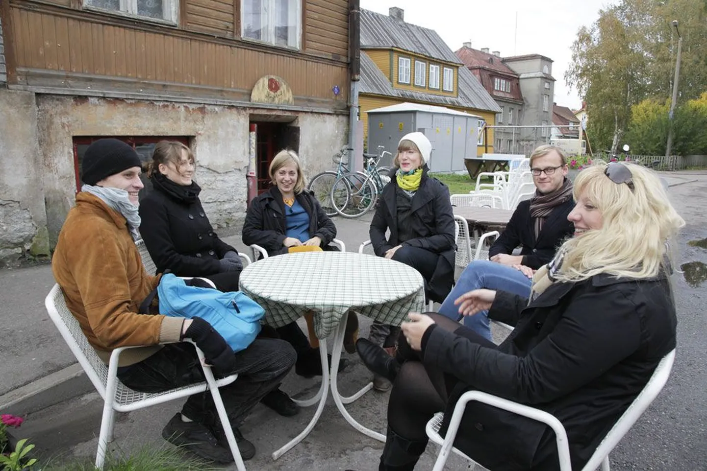 Linna ja vabaduse teemal vestlevad (pildil järjekorras) «Vaba linna» eestvedaja Herkko Labi, arhitekt Kadri Klementi, Uue Maailma Seltsi eestvedaja Madle Lippus, Linnalabori urbanist Regina Viljasaar, arhitekt Villem Tomiste ja ajakirjanik Kristel Kossar.