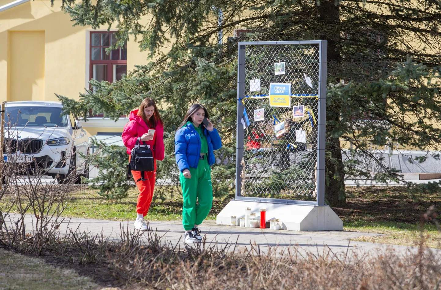 Meenutussein on eeskätt mõeldud Viljandisse saabunud ukrainlastele, kes saavad seal koguneda, mõelda ja küünla süüdata.