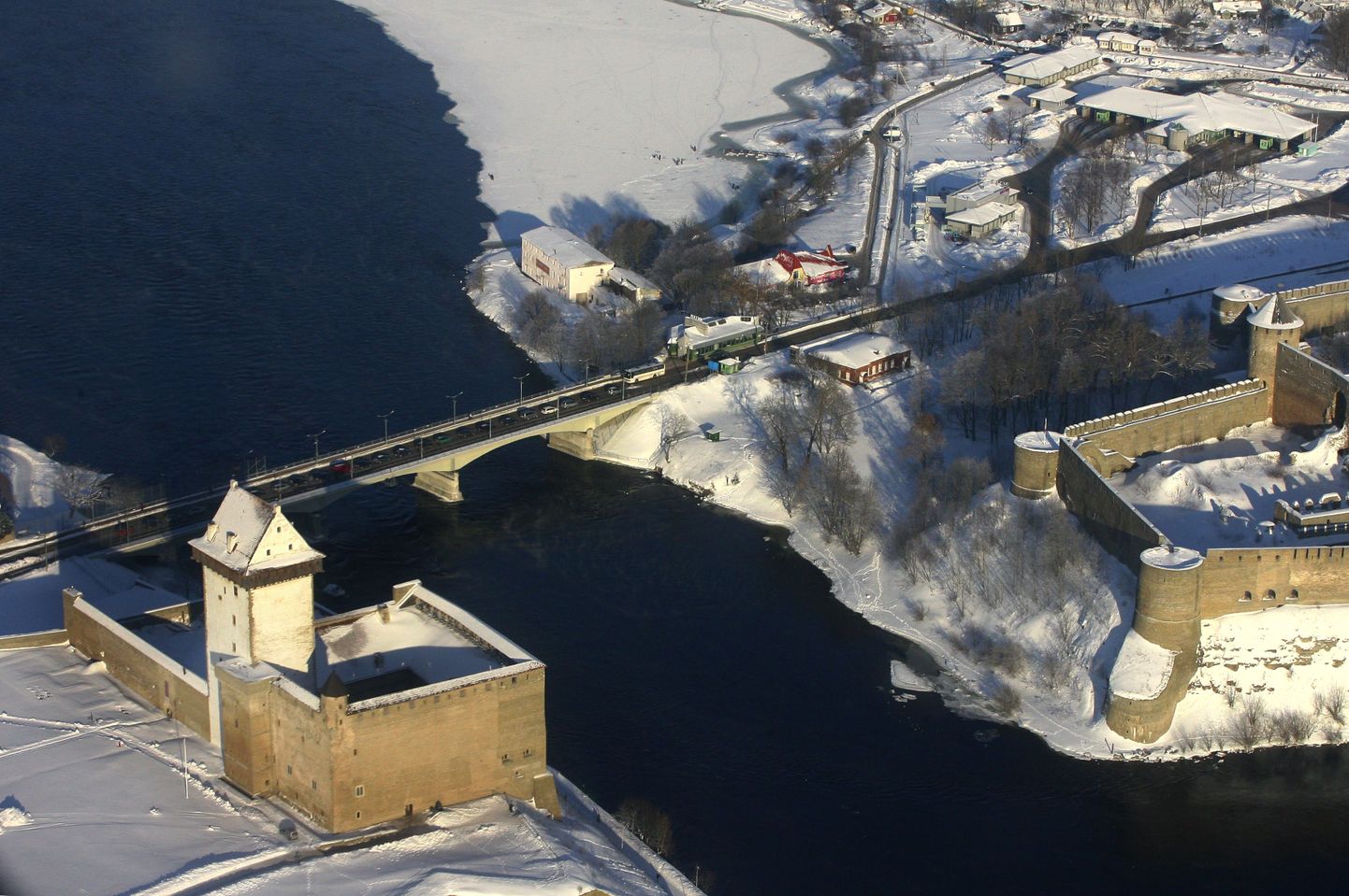 Narva sild, vasakul Narva kindlus, paremal Jaanilinna kindlus