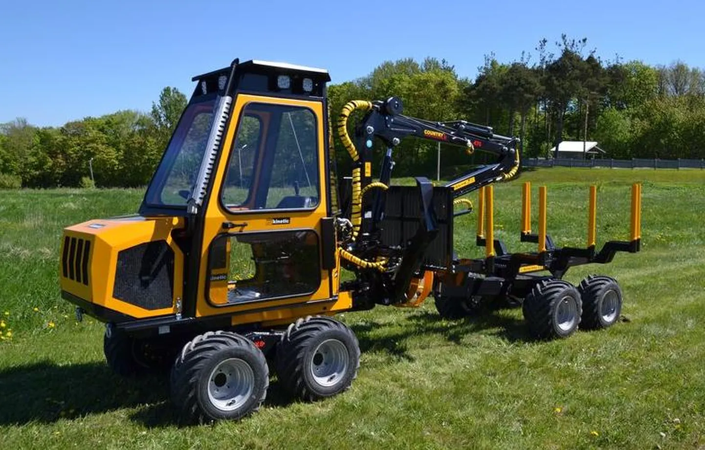OÜ Country kodumaine kokkuveo­traktor Kinetic kaalub 2 tonni (täismass 5 t)­ ja on 1,6 m lai. Kaheksarattaveoline traktor on eriti sobilik töötama rasketes tingimustes, mistõttu meeldib Euroopa mägisemate maade ettevõtjaile.
