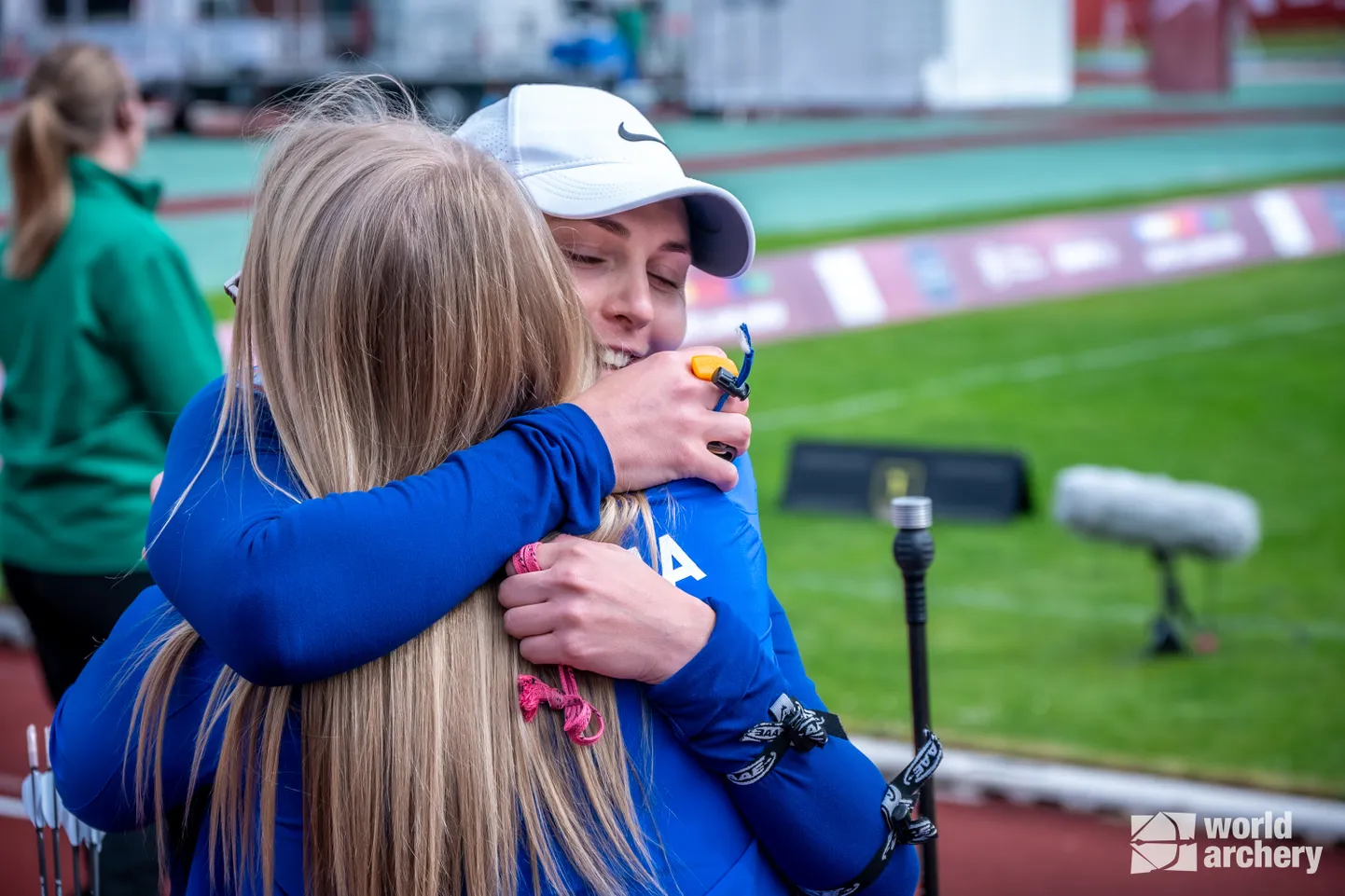 Reena Pärnat (taga) kallistab pärast olümpiapileti teenimist treener Siret Luike.