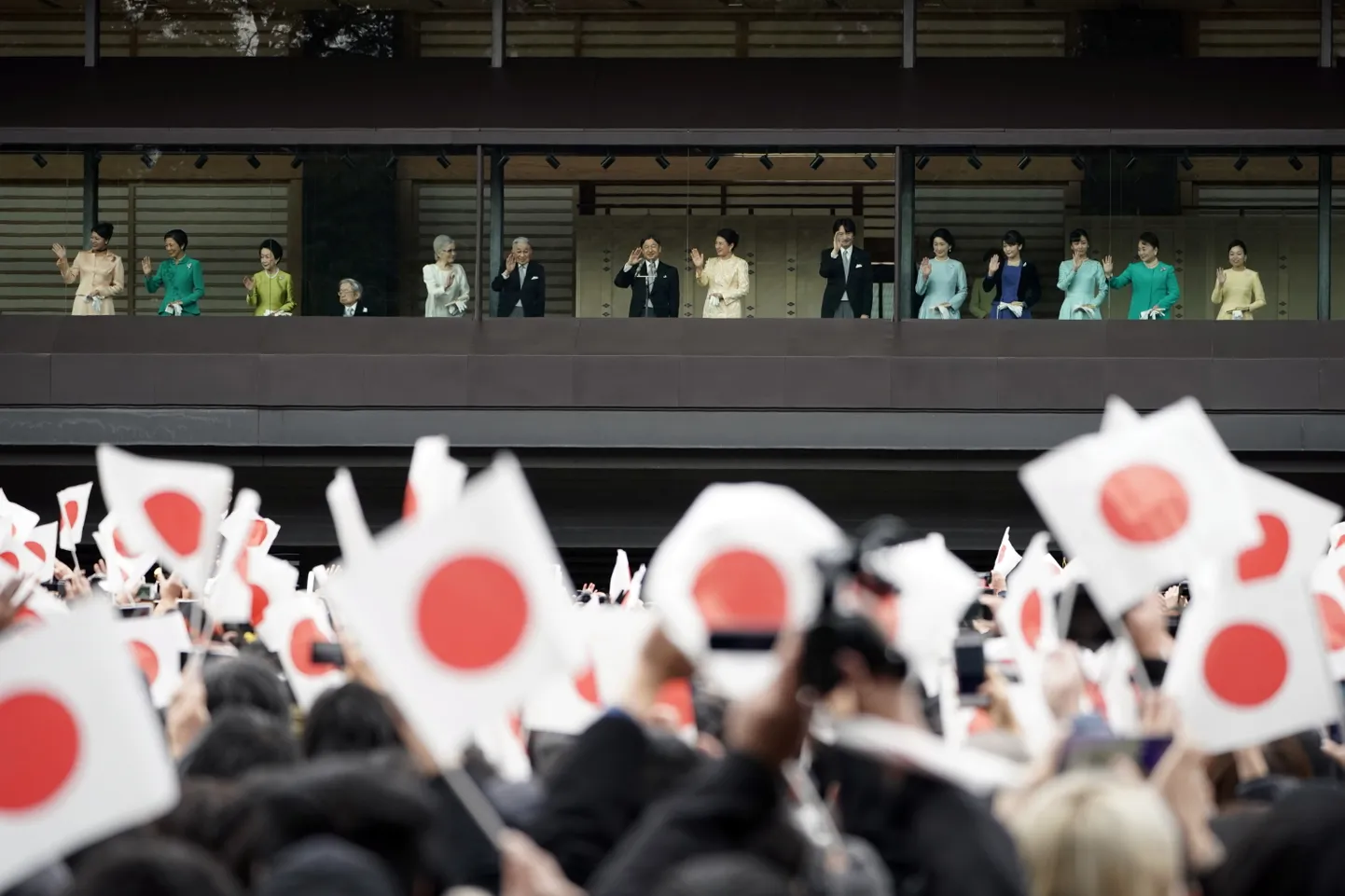 Jaapani keiserliku perekonna liikmed tervitamas rahvast 2. jaanuaril 2020.