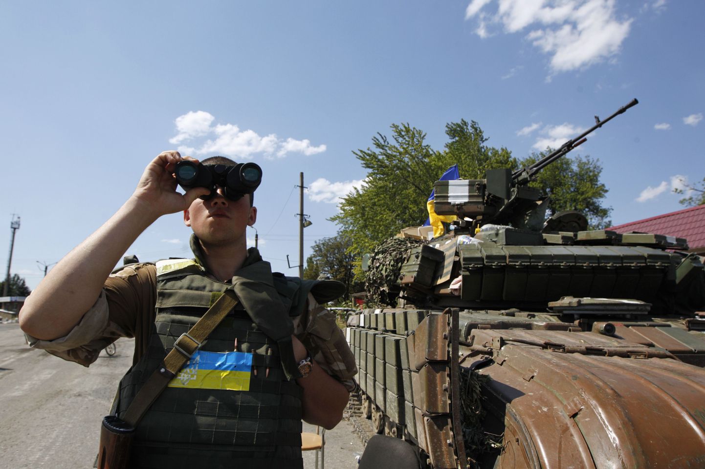 Ukraina sõdur tanki kõrval