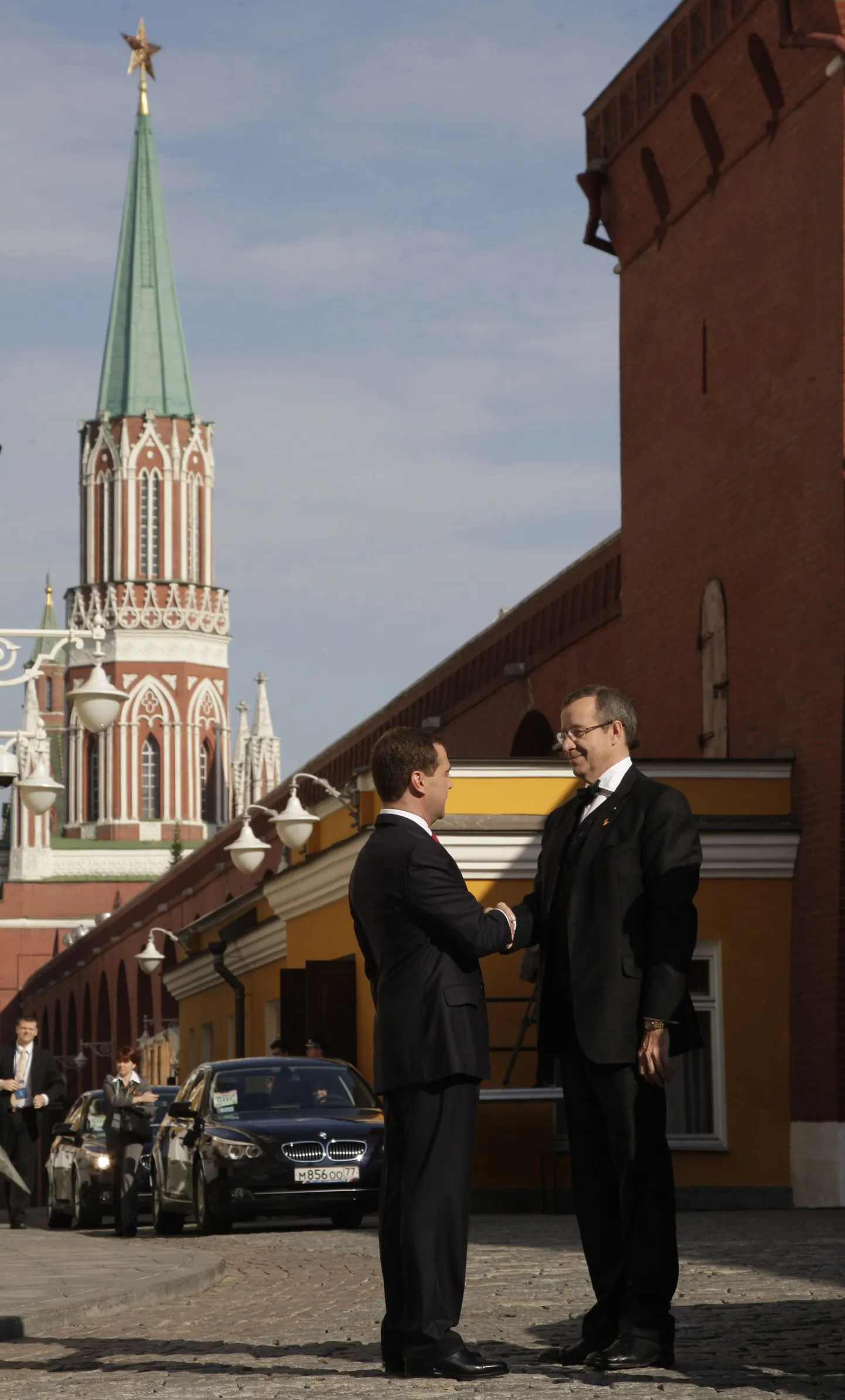 President Toomas Hendrik Ilves kätleb Venemaa presidendi Dmitri Medvedeviga.