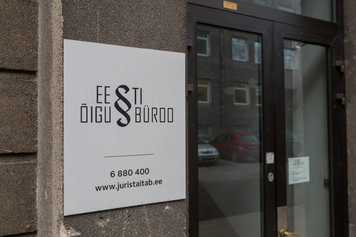 Õigusbüroo esindused tegutsevad üle Eesti. Neisse kohe sisse astuda ei tasu, enne tuleks aeg kinni panna.