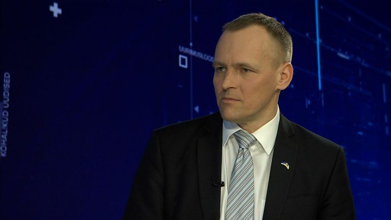 Aleksander Toots, Deputy Director General of the Internal Security Service (مشيرة إلى أن الحزب يعتقد دائمًا أن العلم الإستوني هو الوحيد الذي يمكن أن يطير فوق برج Tall Hermann). 