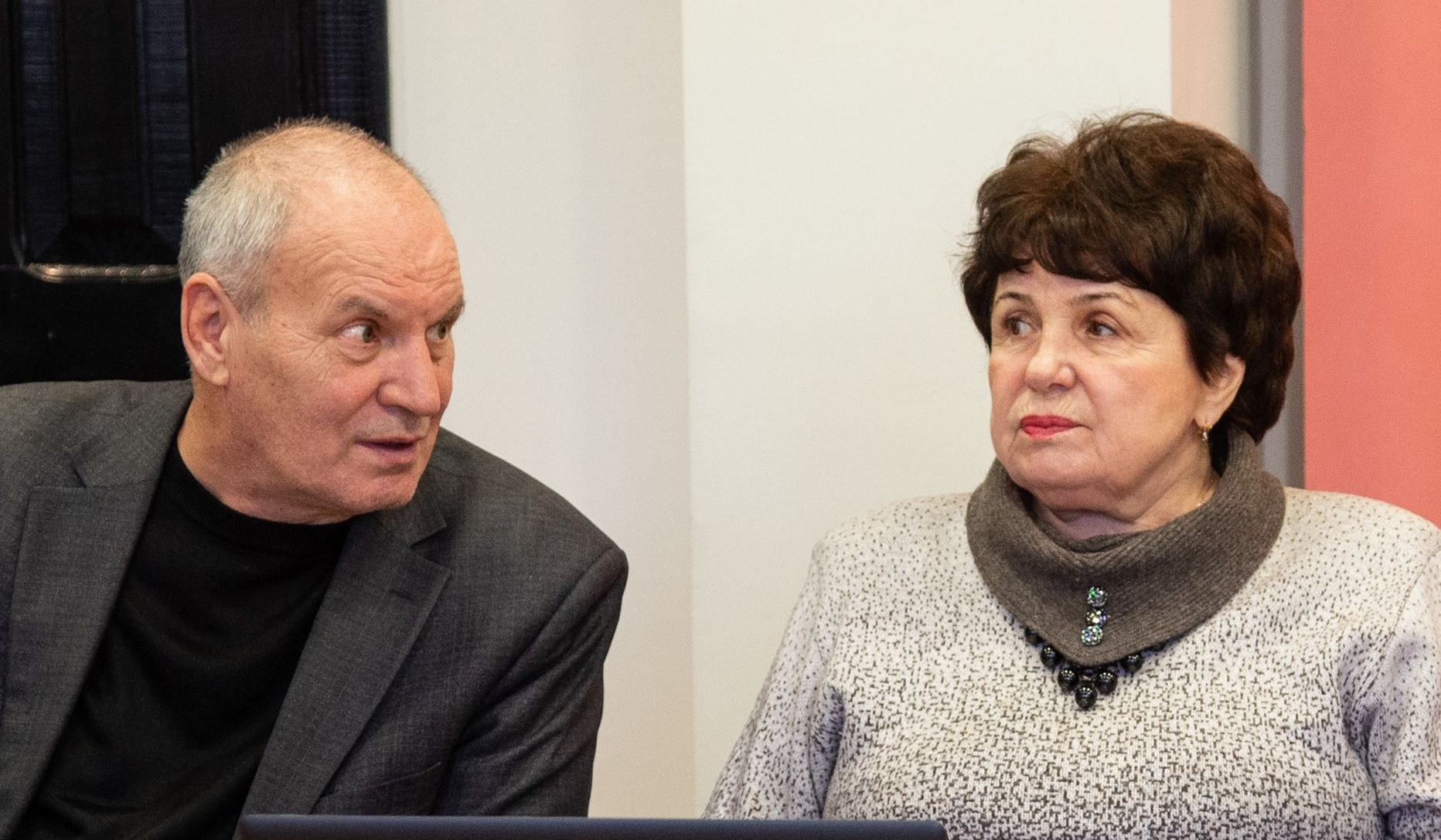 Владимир Эвве и Анна Рентик, которые на протяжении многих лет представляли Центристскую партию в горсобрании, теперь являются членами фракции избирательного союза "Restart Kohtla-Järve".