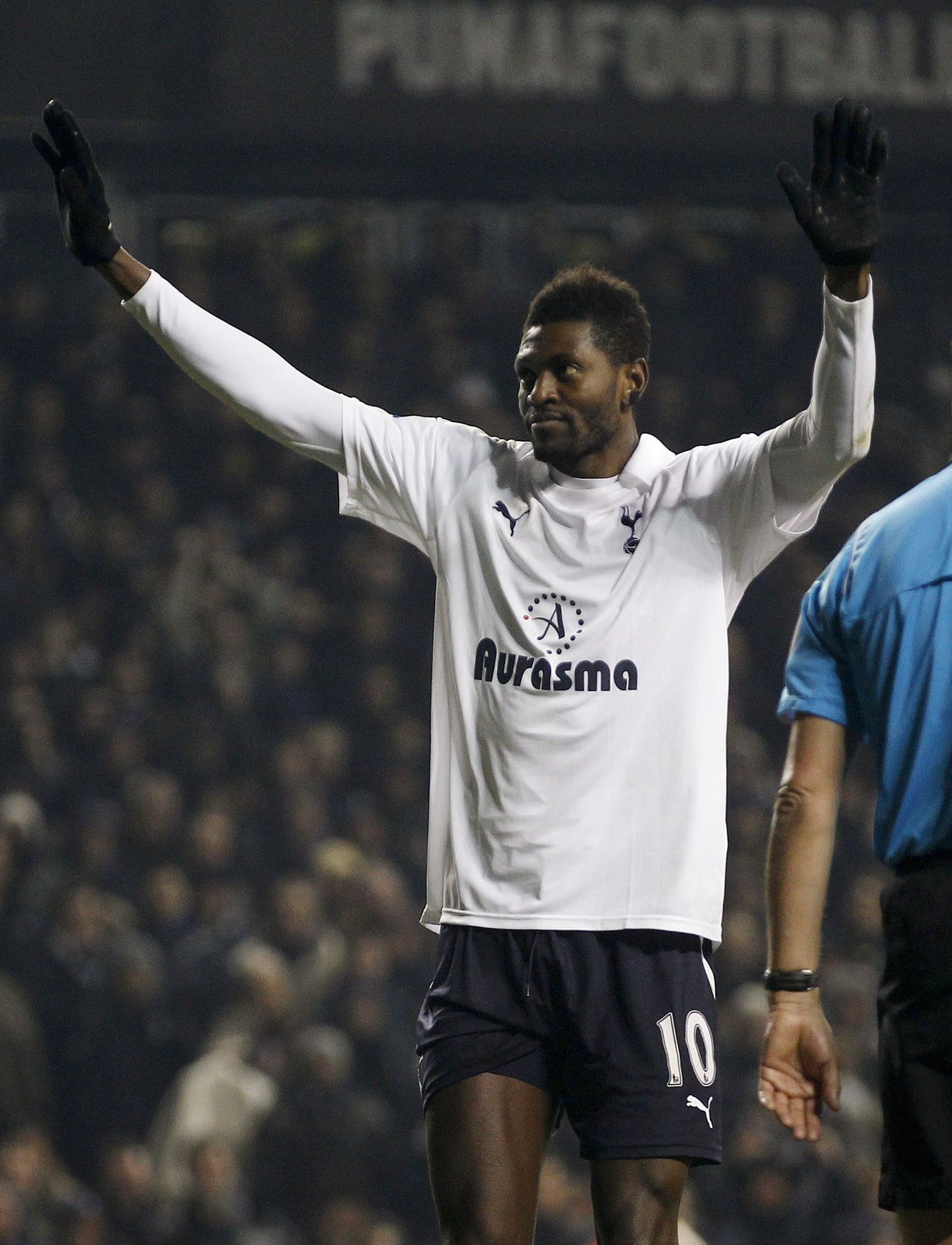 Emmanuel Adebayorist sai ametlikult Tottenhami mängija.