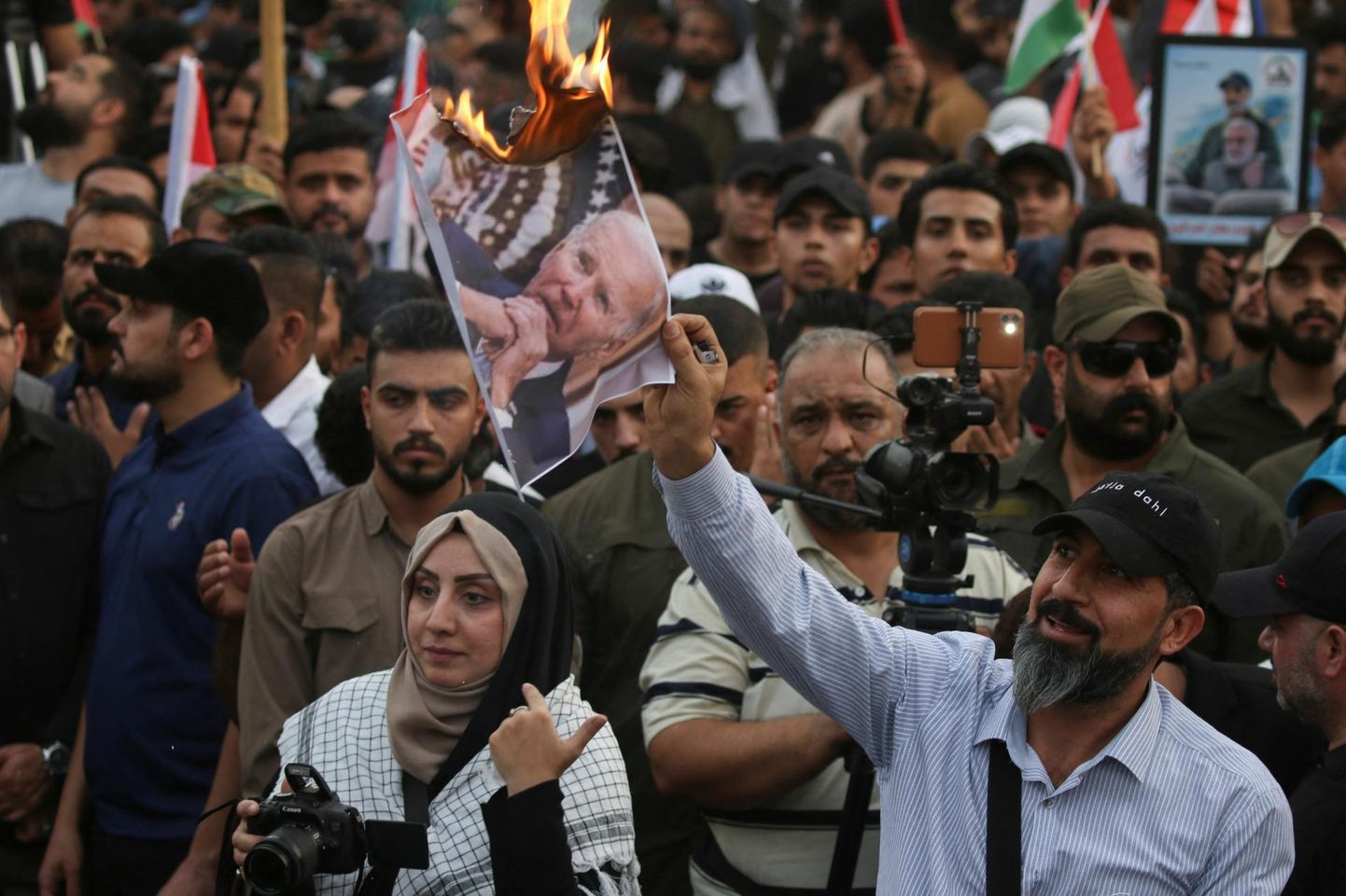 Joe Bideni Ovaalkabineti kõnele reageerisid vihaselt nii Kreml kui Hamasi toetajad, pildil põletavad viimased Iraagis USA presidendi pilti.

 