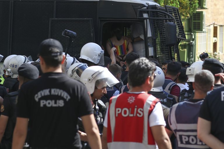 Türgi politsei pidas kinni enam kui 200 inimest.