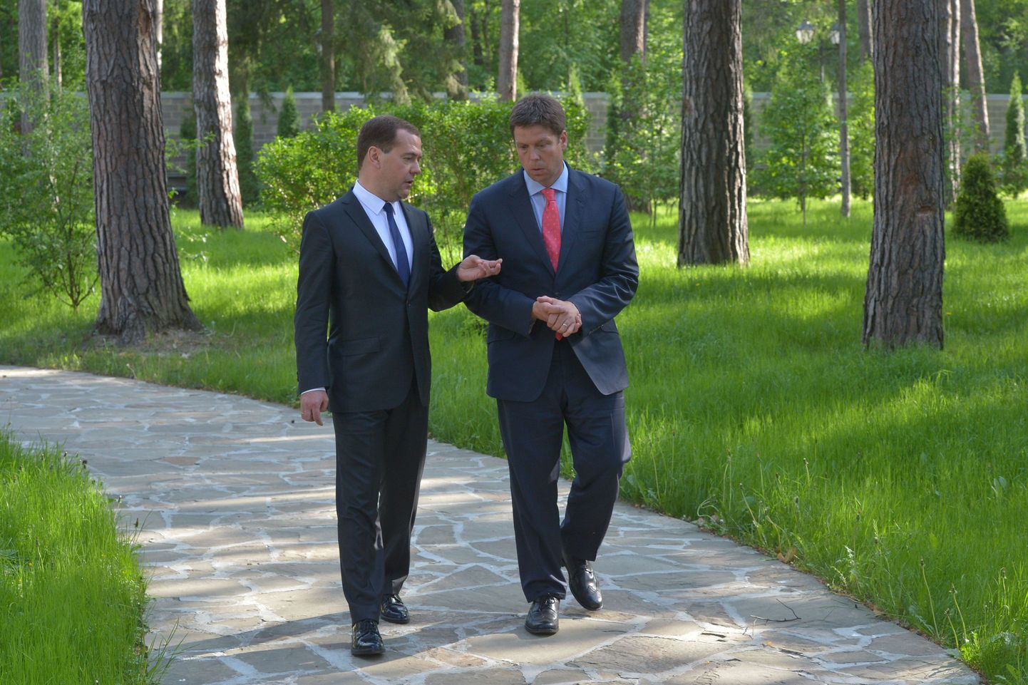 Vene peaminister Dmitri Medvedev (vasakul) koos  Bloomberg TV reporteri Ryan Chilcote'iga valitsusjuhi Gorki residentsi aias.