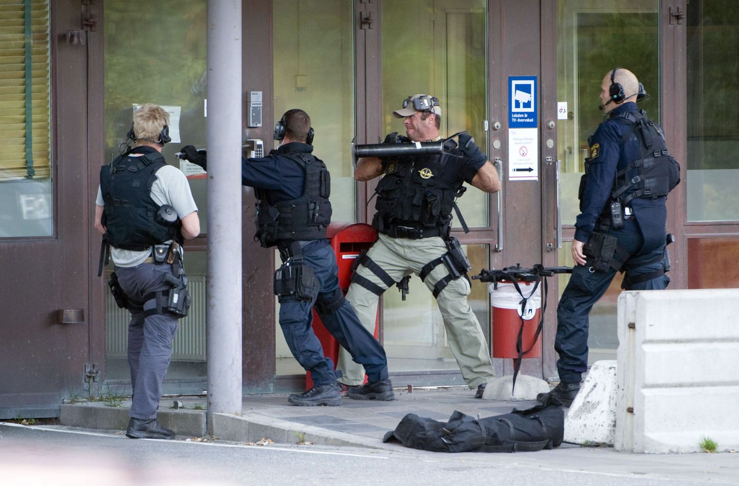 Rootsi märulipolitsei tungib sisse G4S rahahoidlasse Västbergas.